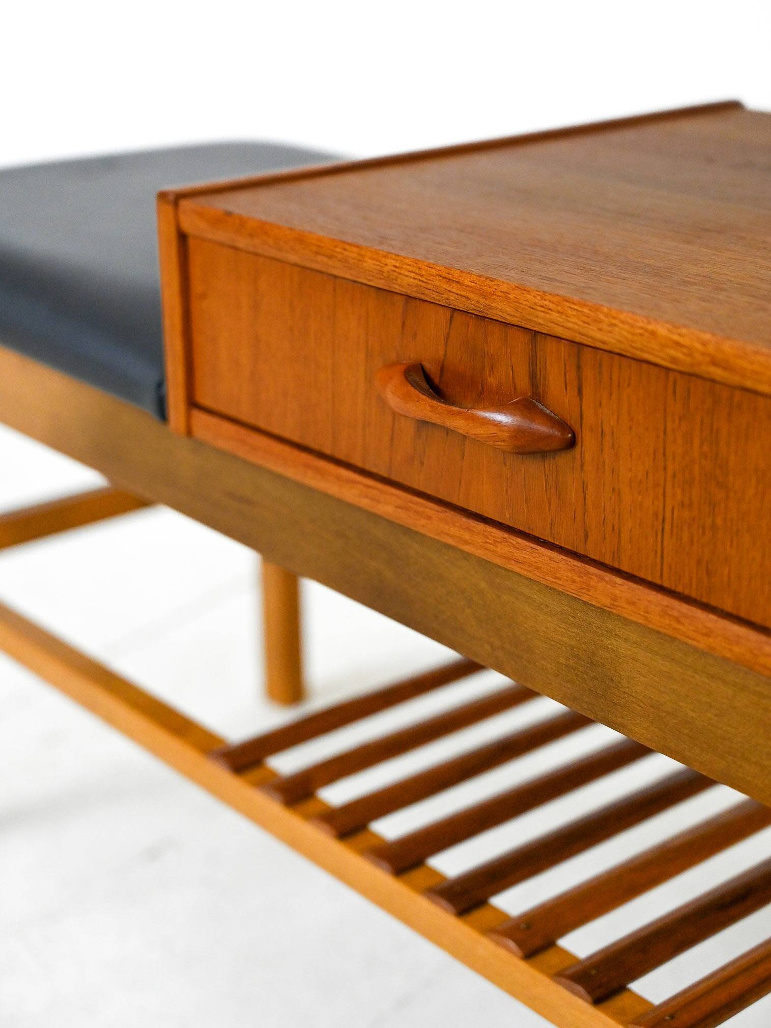 Vintage 'Gossip chair' bench