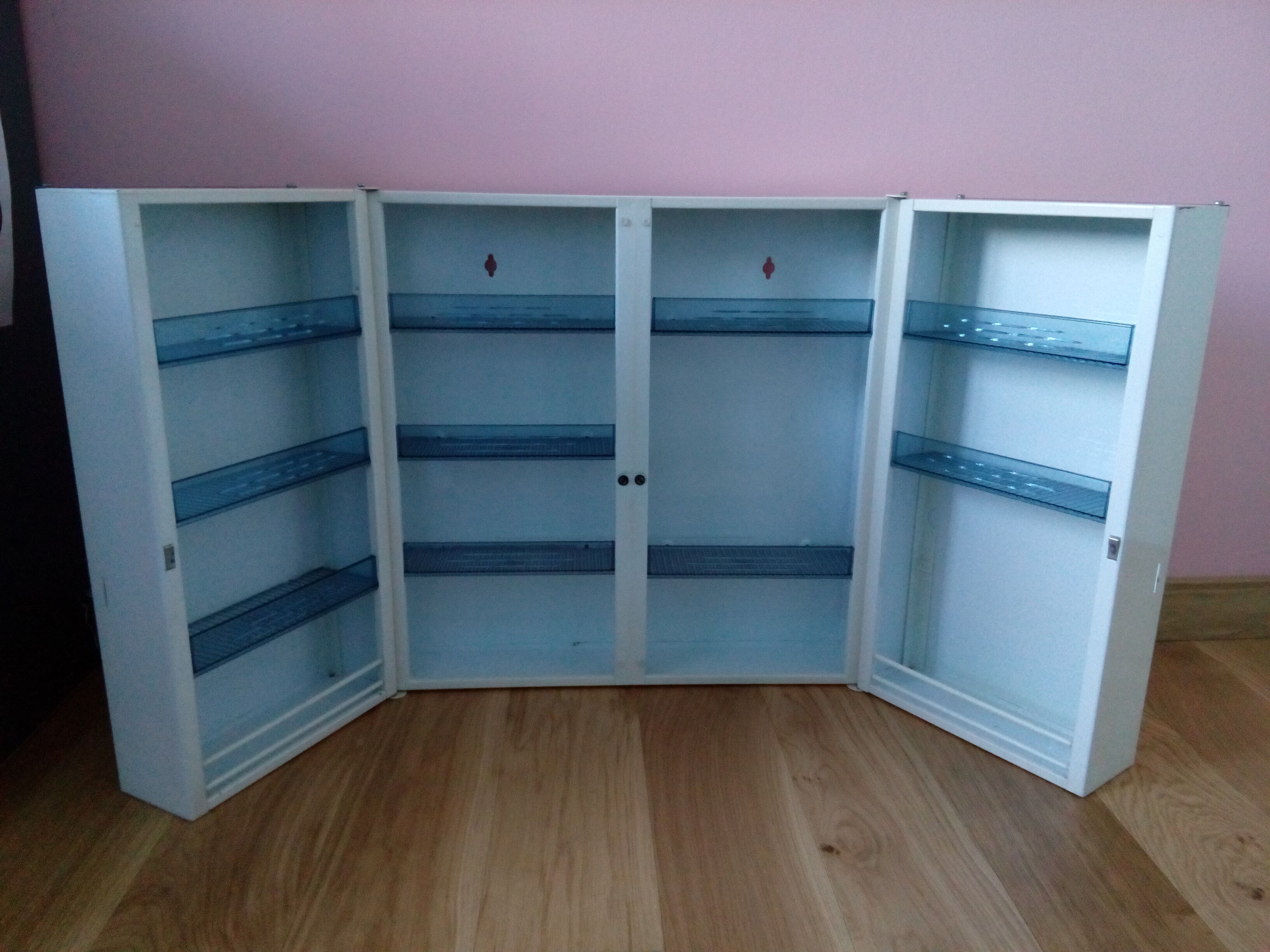 Medicine Cabinet in white lacquered metal