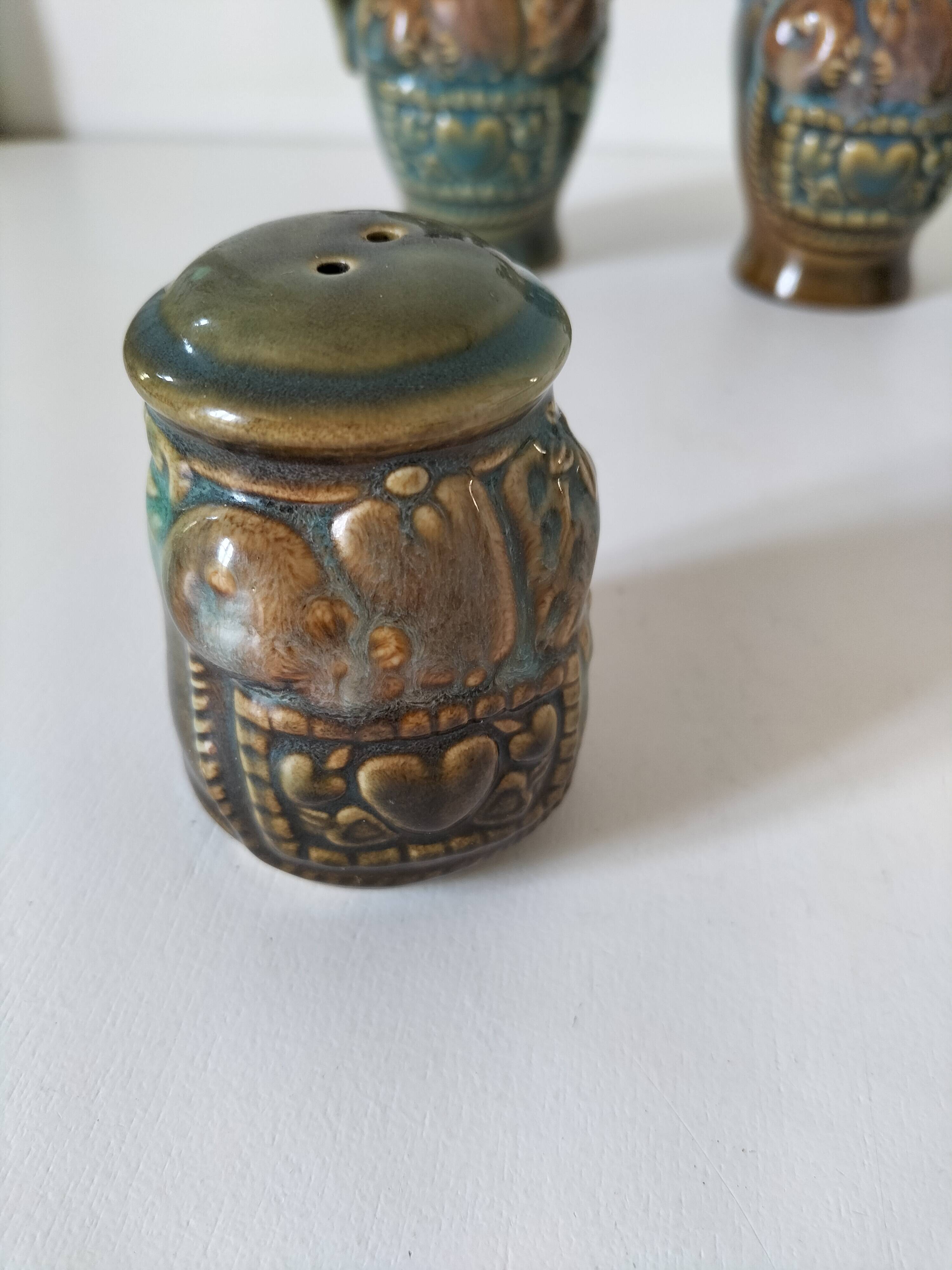 Ensemble de table en céramique émaillée à décor en relief années 70