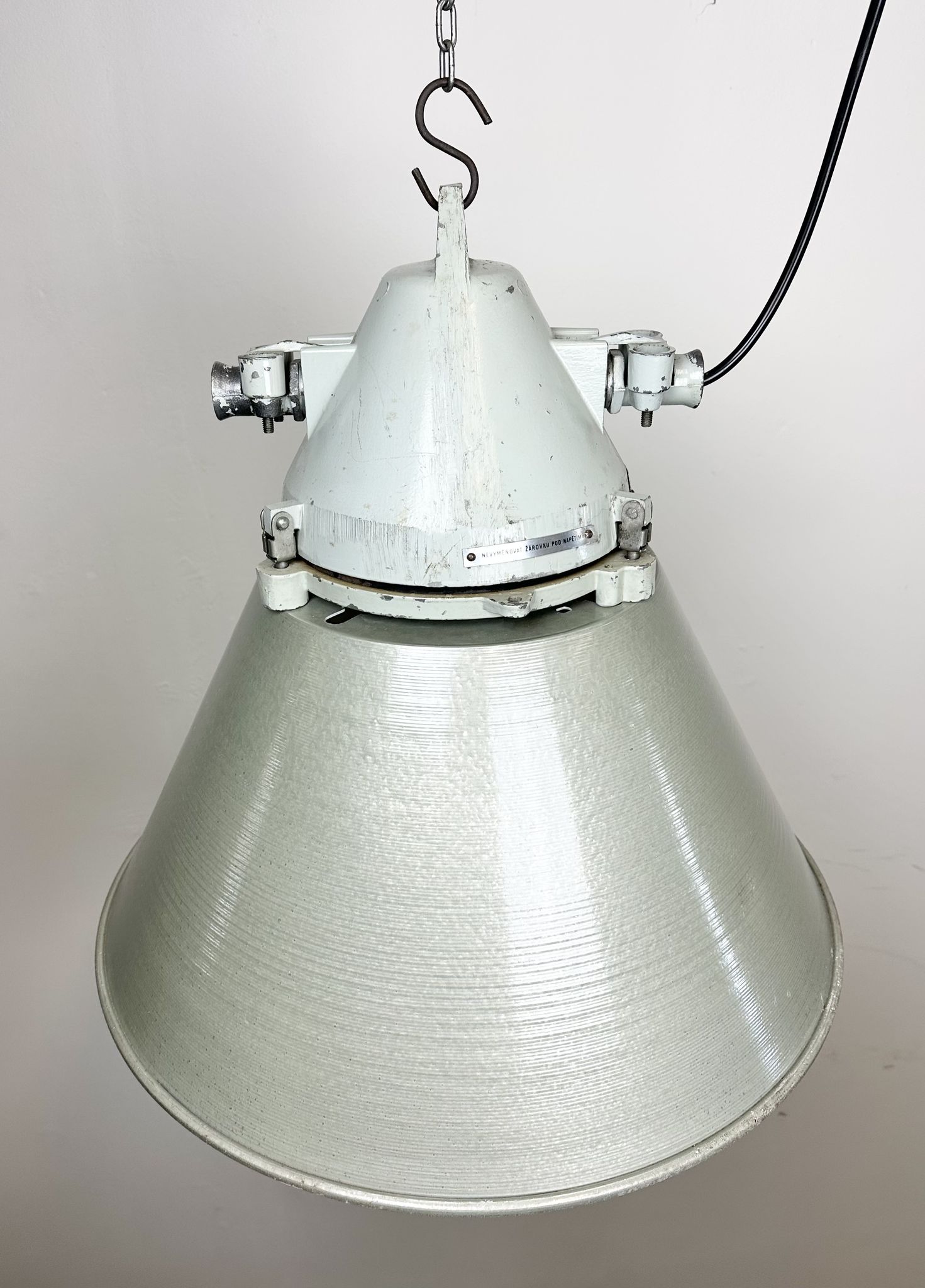 Lampe antidéflagrante industrielle avec abat-jour en aluminium d’Elektrosvit, années 1970