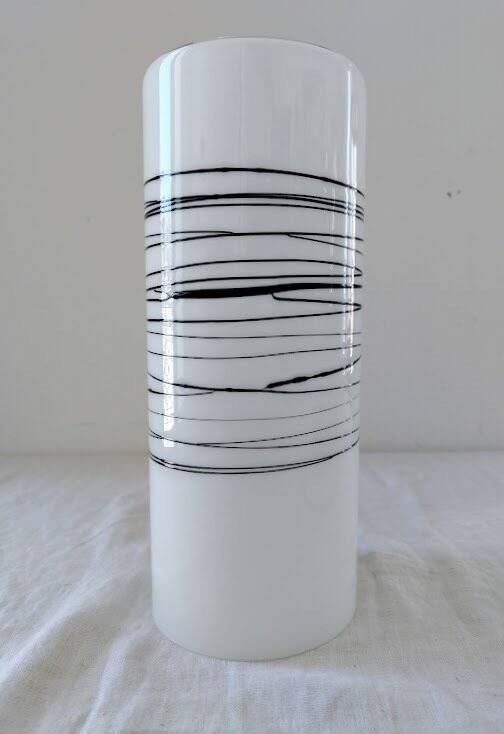 Suspension cylindrique en opaline zébré verre et teck vernis