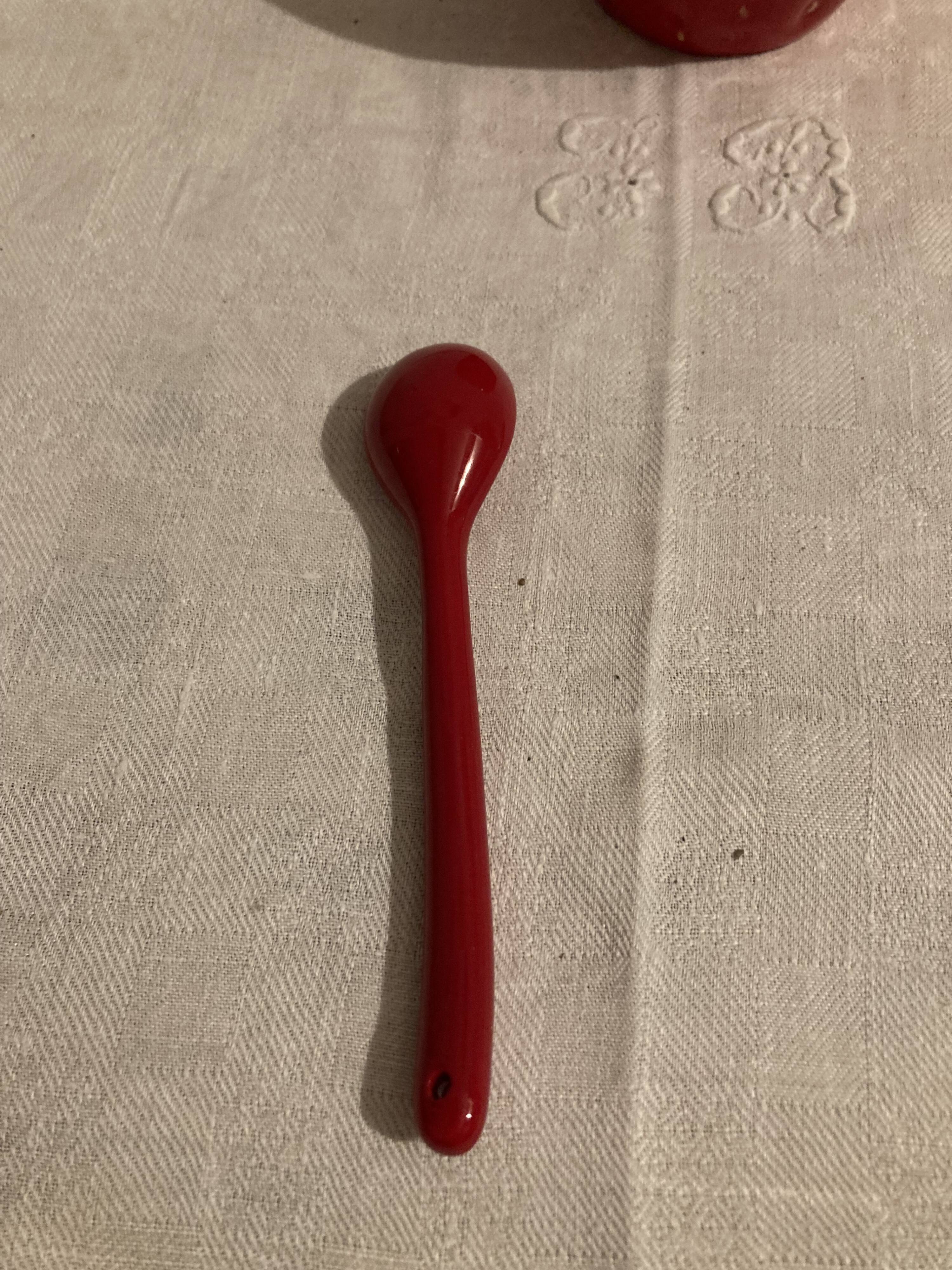 Strawberry-shaped jam slip