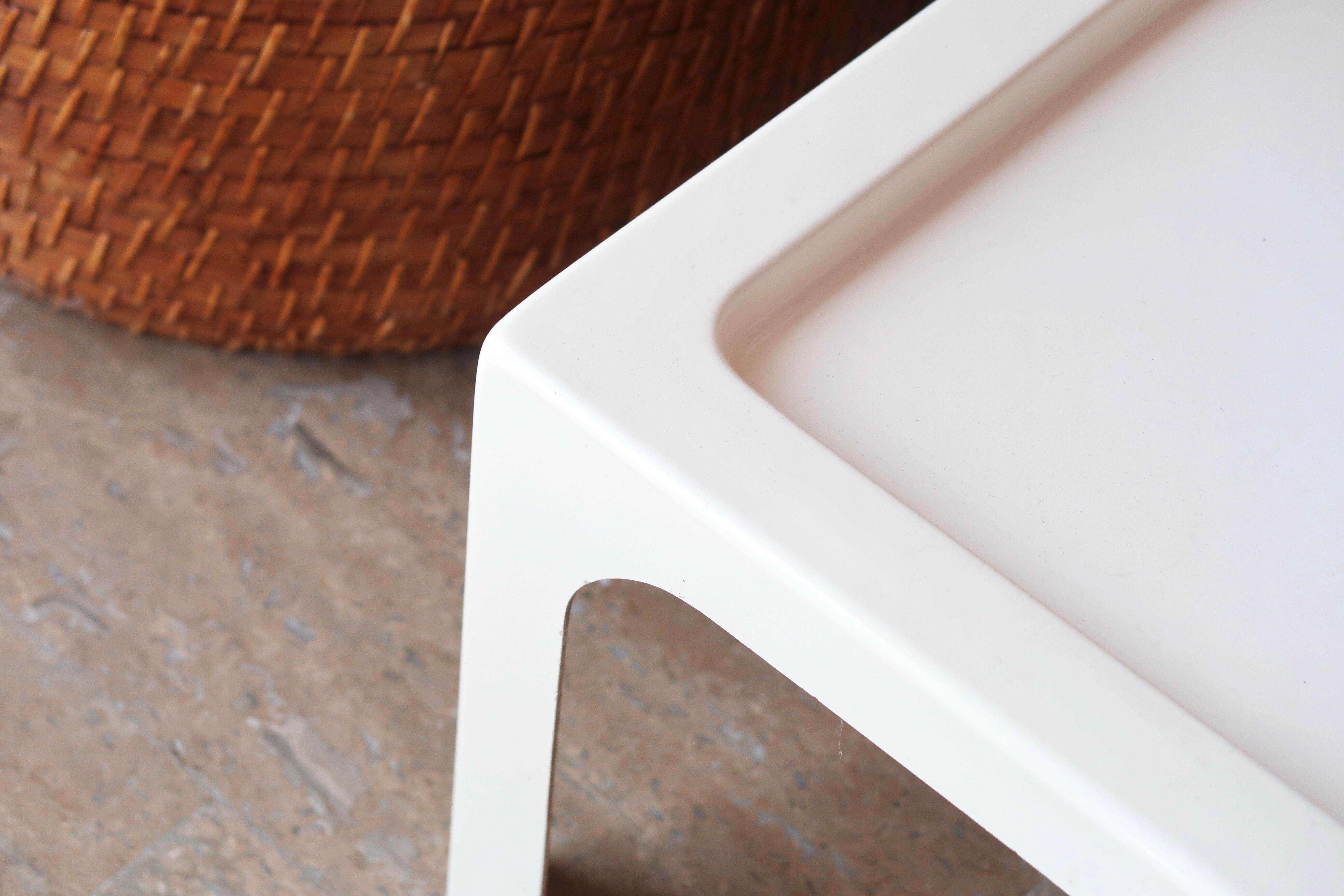Table basse Prisunic en fibre de verre blanche, années 70