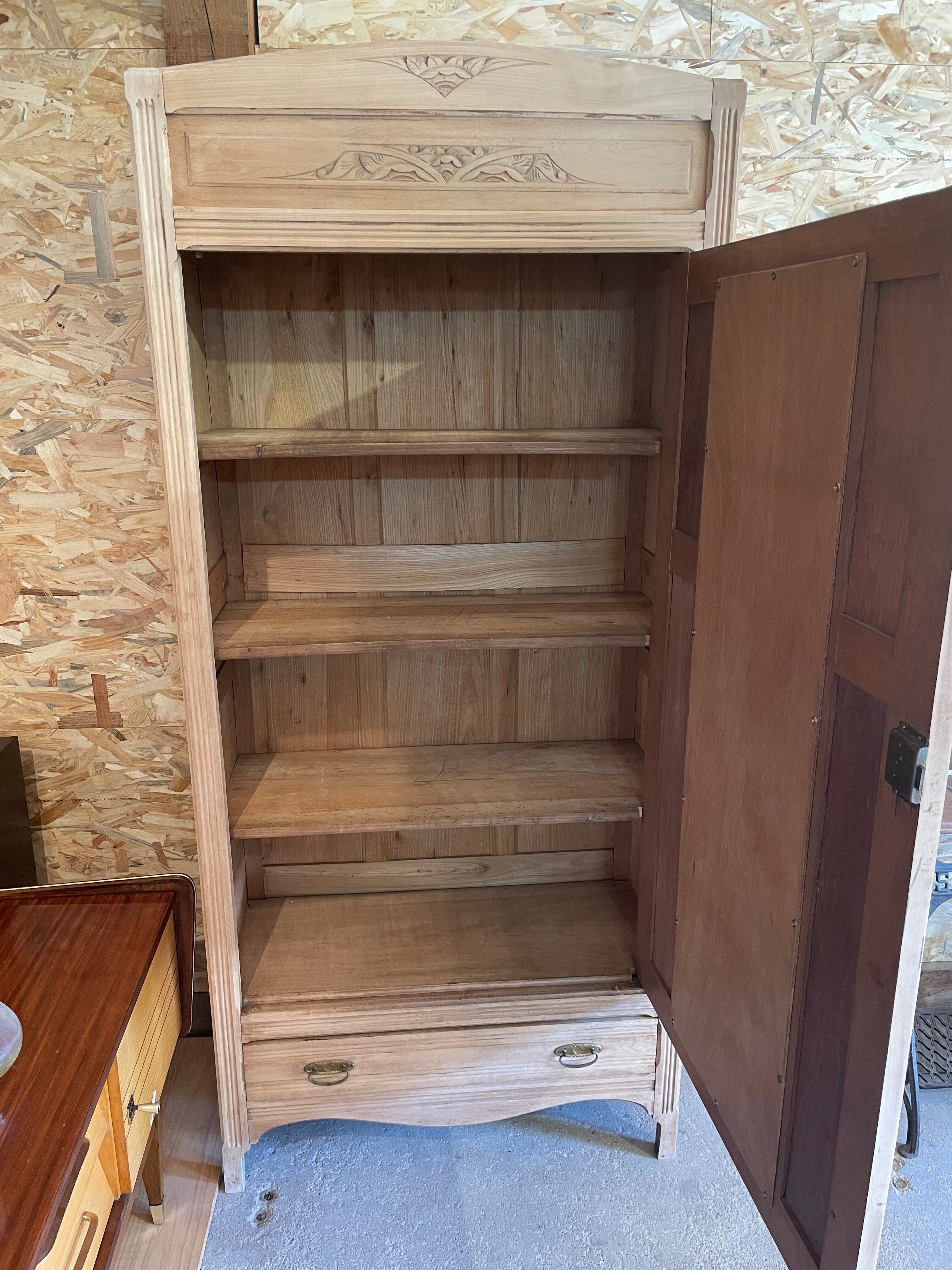 Armoire parisienne vintage avec miroir