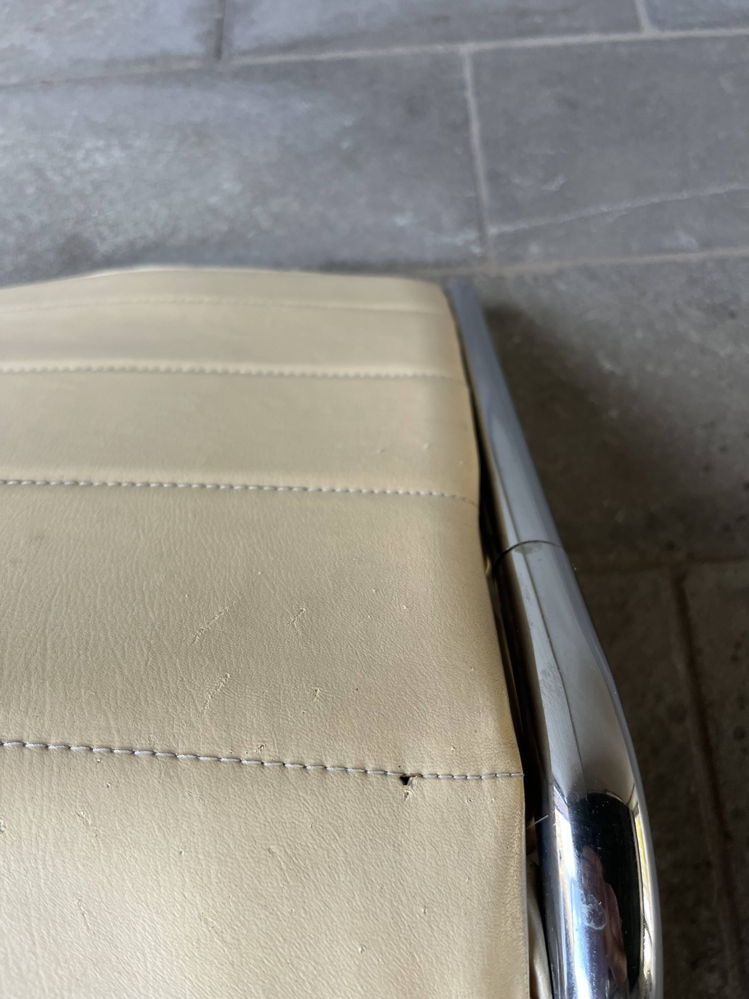 Fauteuil cantilever simili cuir crème vintage 80’s
