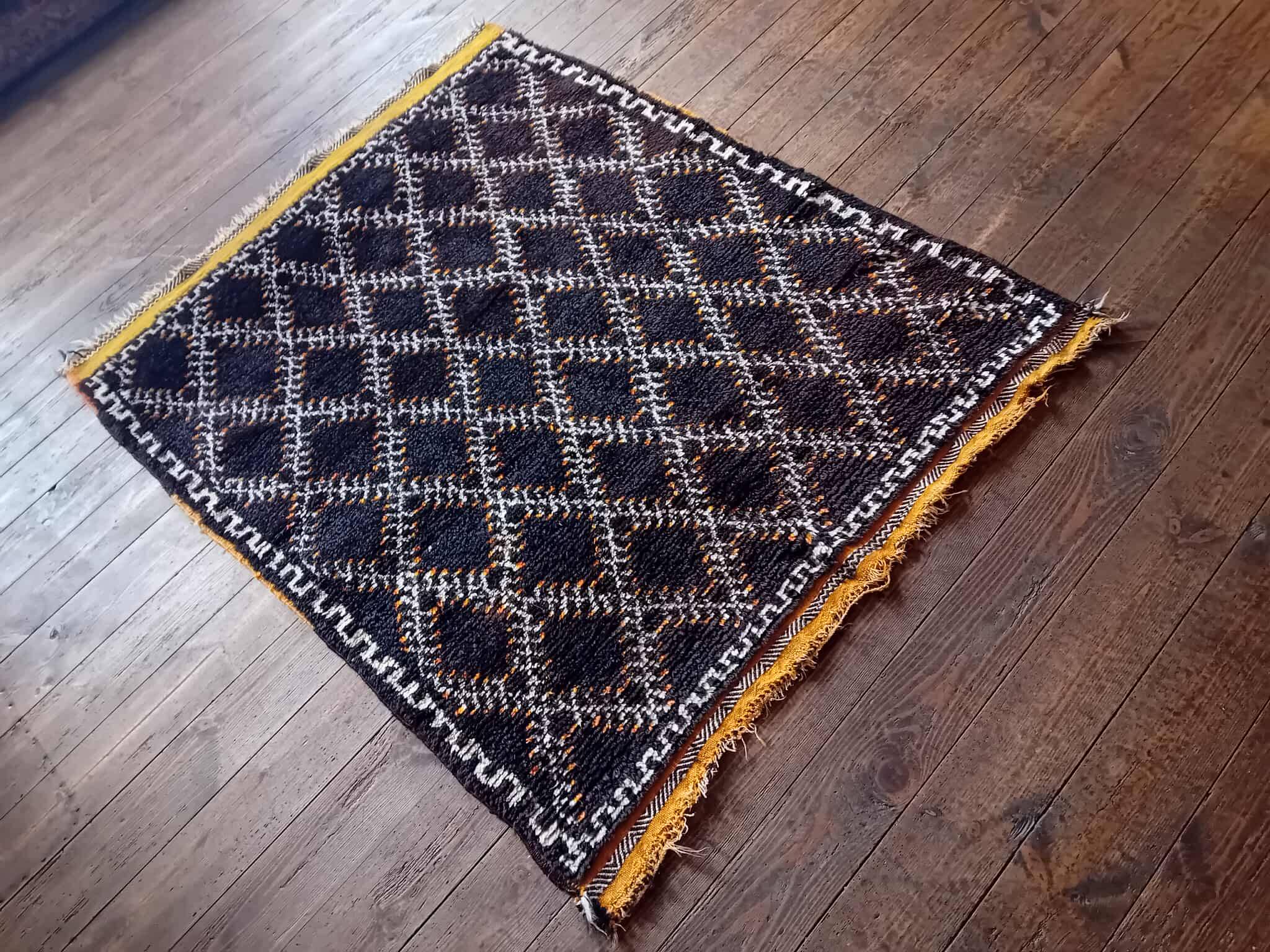Handmade Berber Taznakht rug 140x109cm