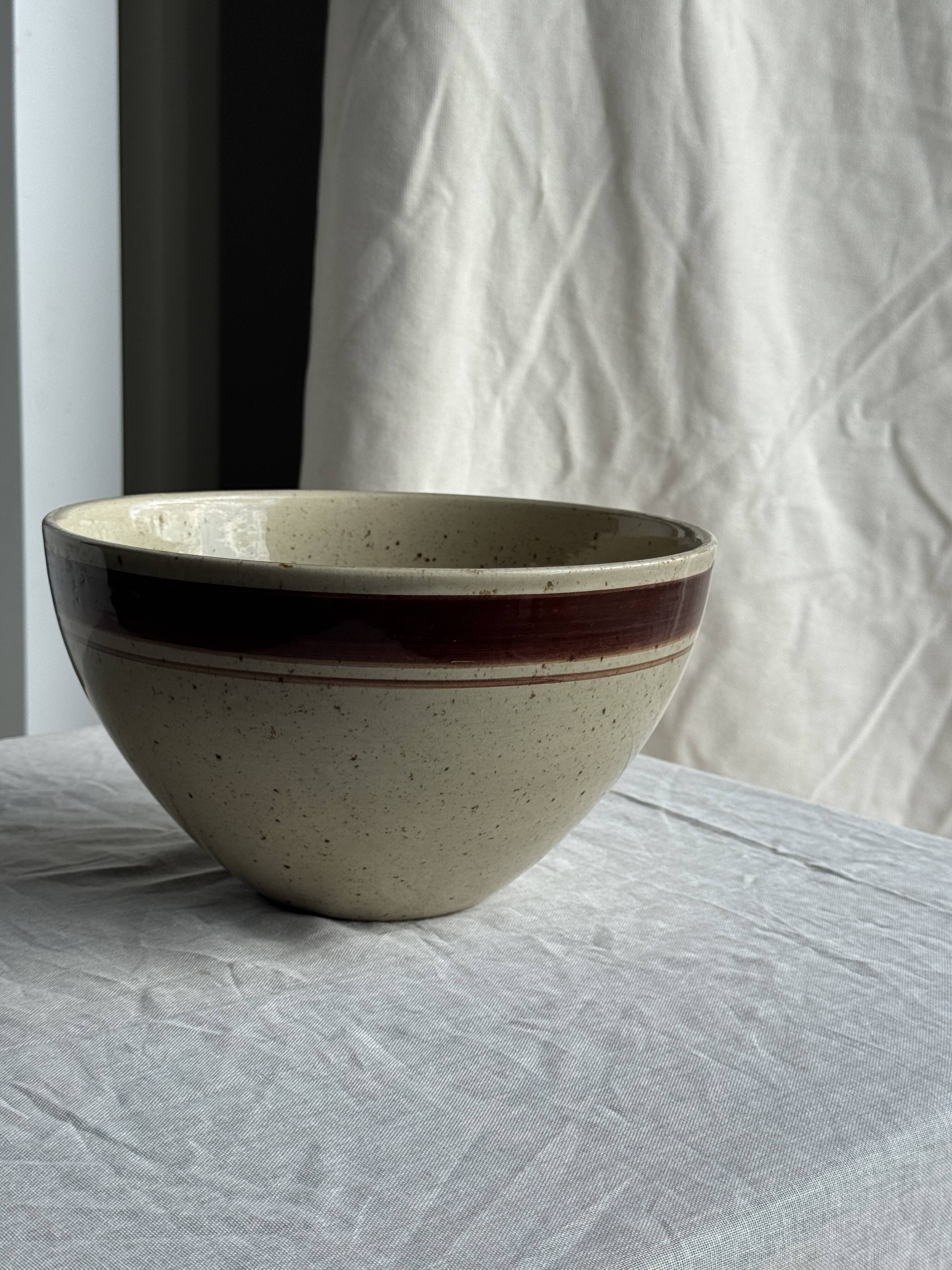 Large speckled beige salad bowl with ochre trim H14 D25
