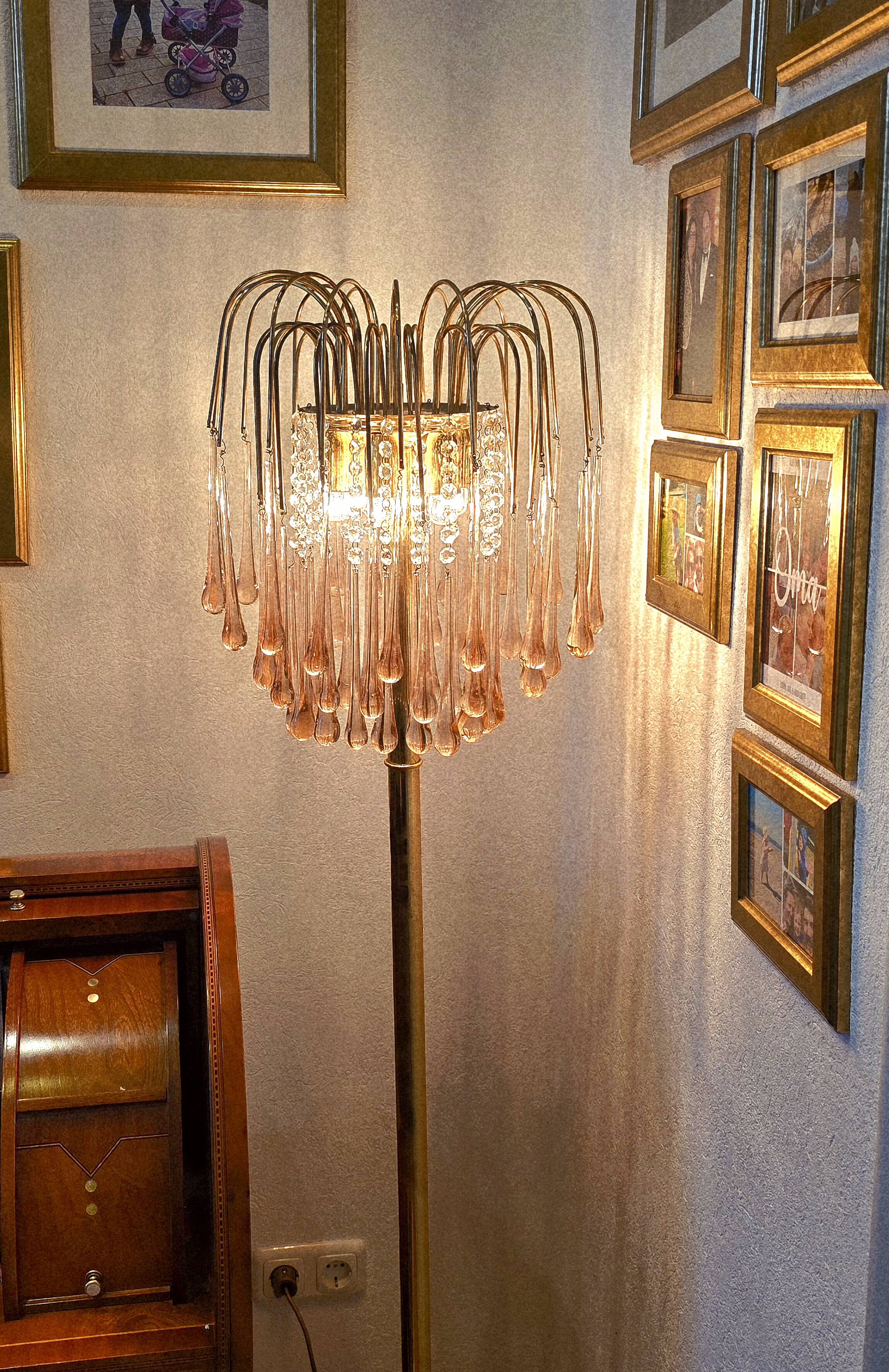 Lampe de sol vintage style Regency avec gouttes Murano en forme de cascade rose.