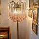 Lampe de sol vintage style Regency avec gouttes Murano en forme de cascade rose.