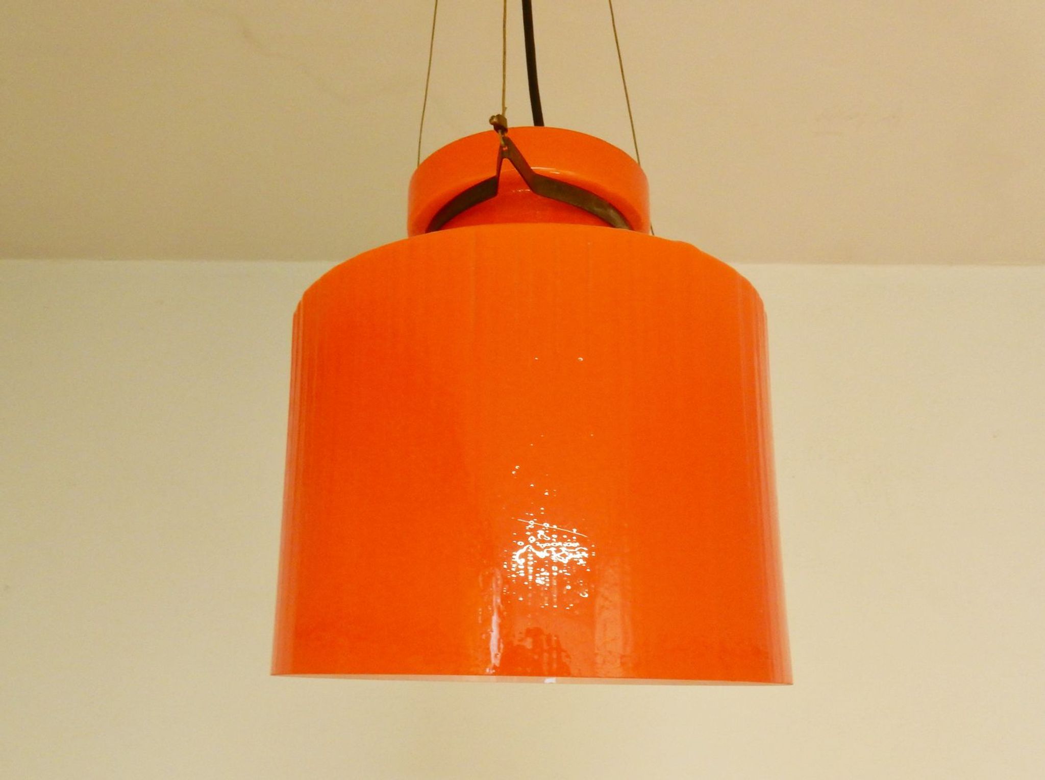 Suspension structure ondulée en verre orange 1970s