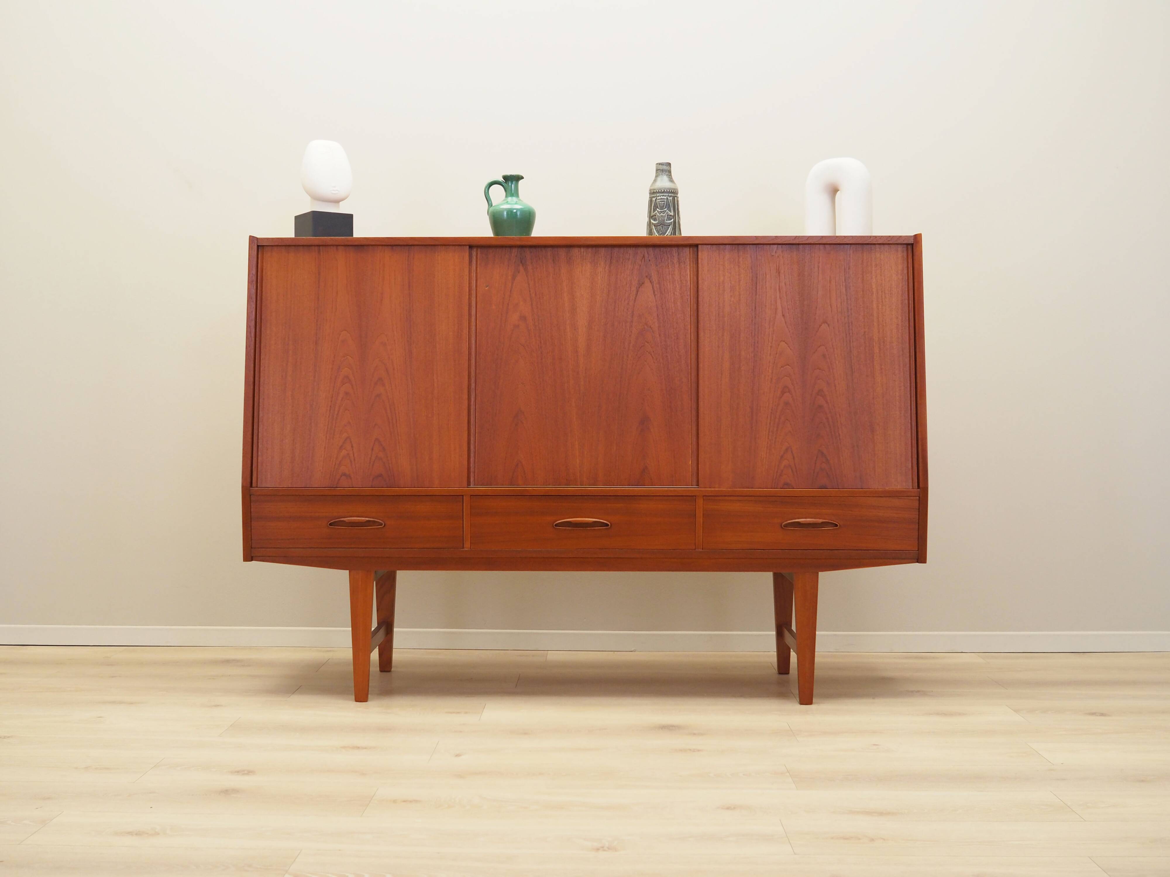Buffet haut en teck, design danois, années 1960, production : Danemark
