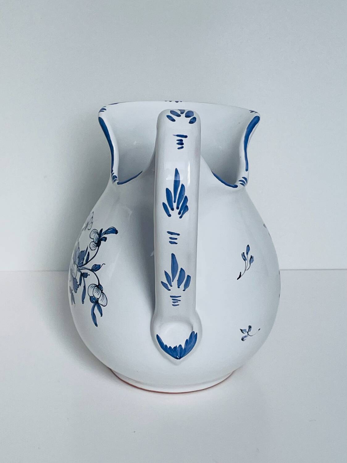 Pichet Moustiers à décor floral bleu