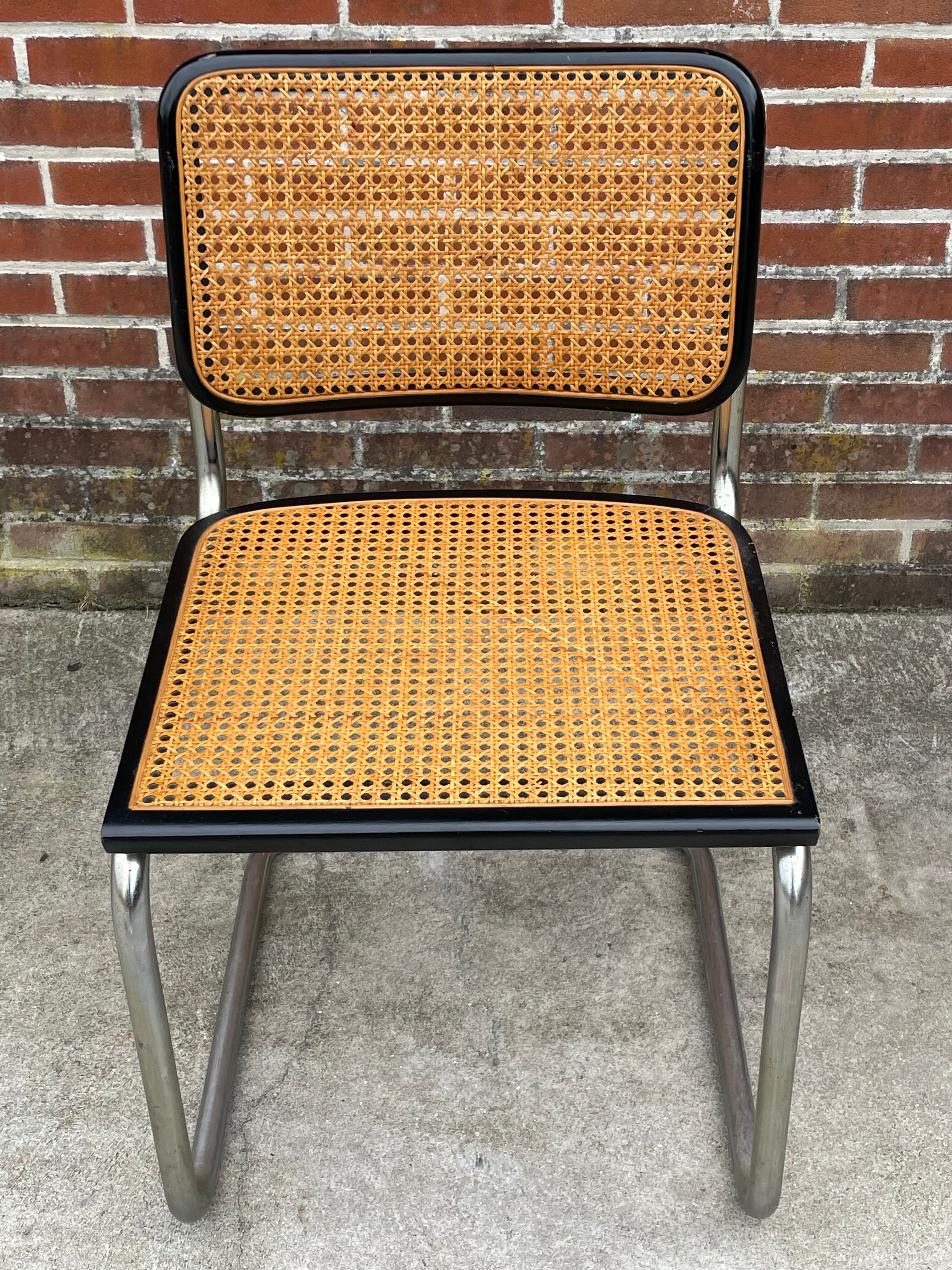 Suite de 4 chaises vintage modèle Cesca B32 en noir et chrome
