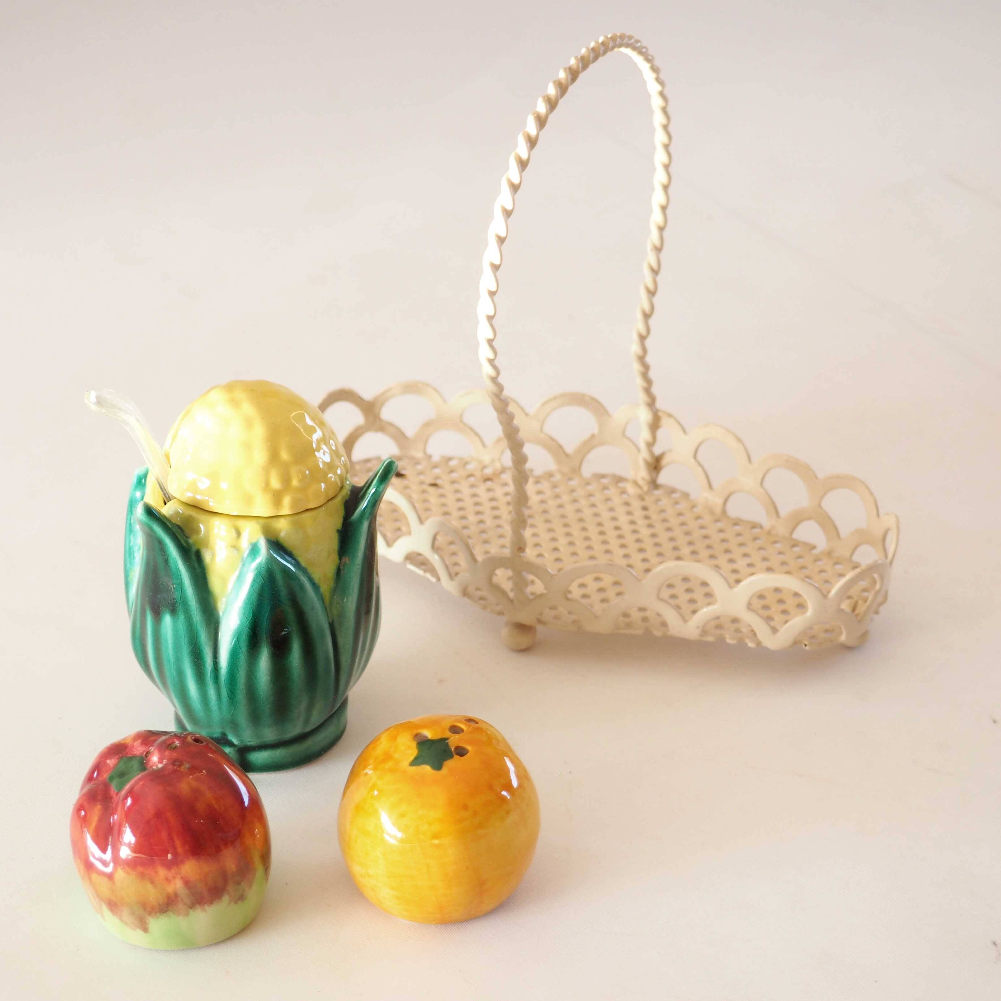 Salt and pepper set in slip and its basket