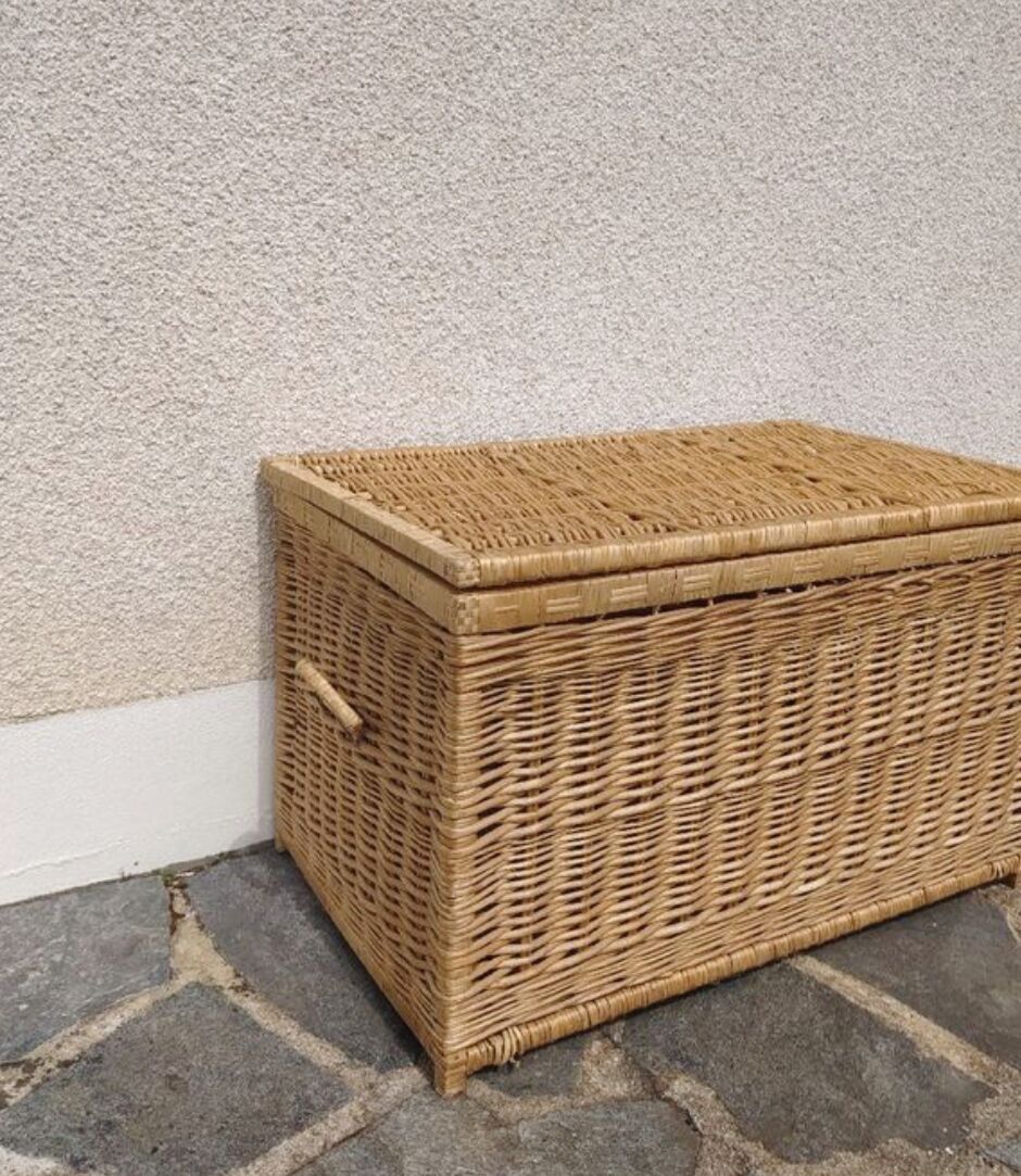 Large rattan wicker chest/trunk