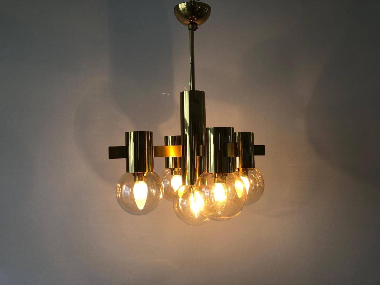 Lustre en laiton et verre fumé attr. H. Agnes Jacobsson, années 1960, Suède