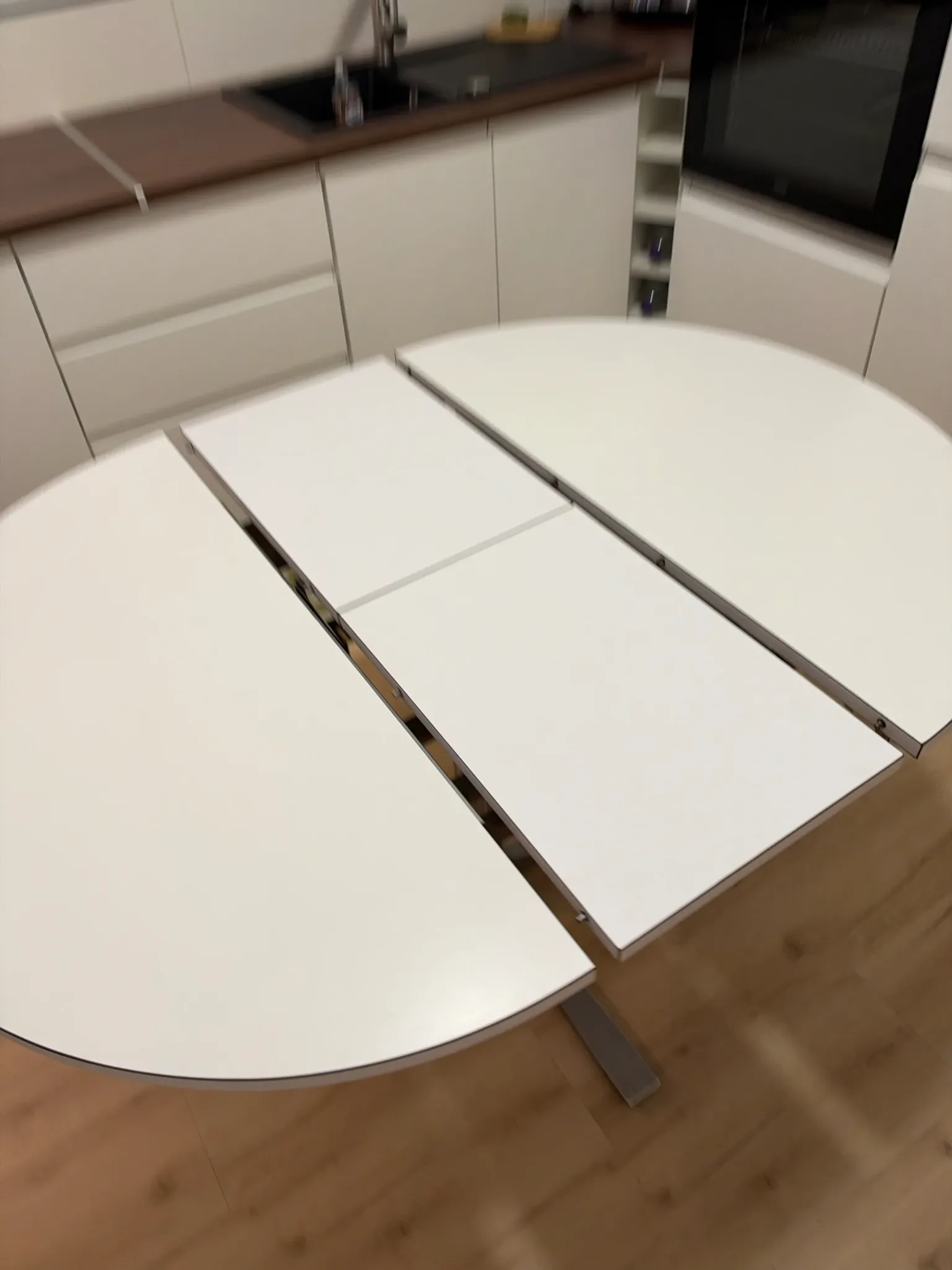 Round table Space Age Roche Bobois with integrated extensions system 1970.