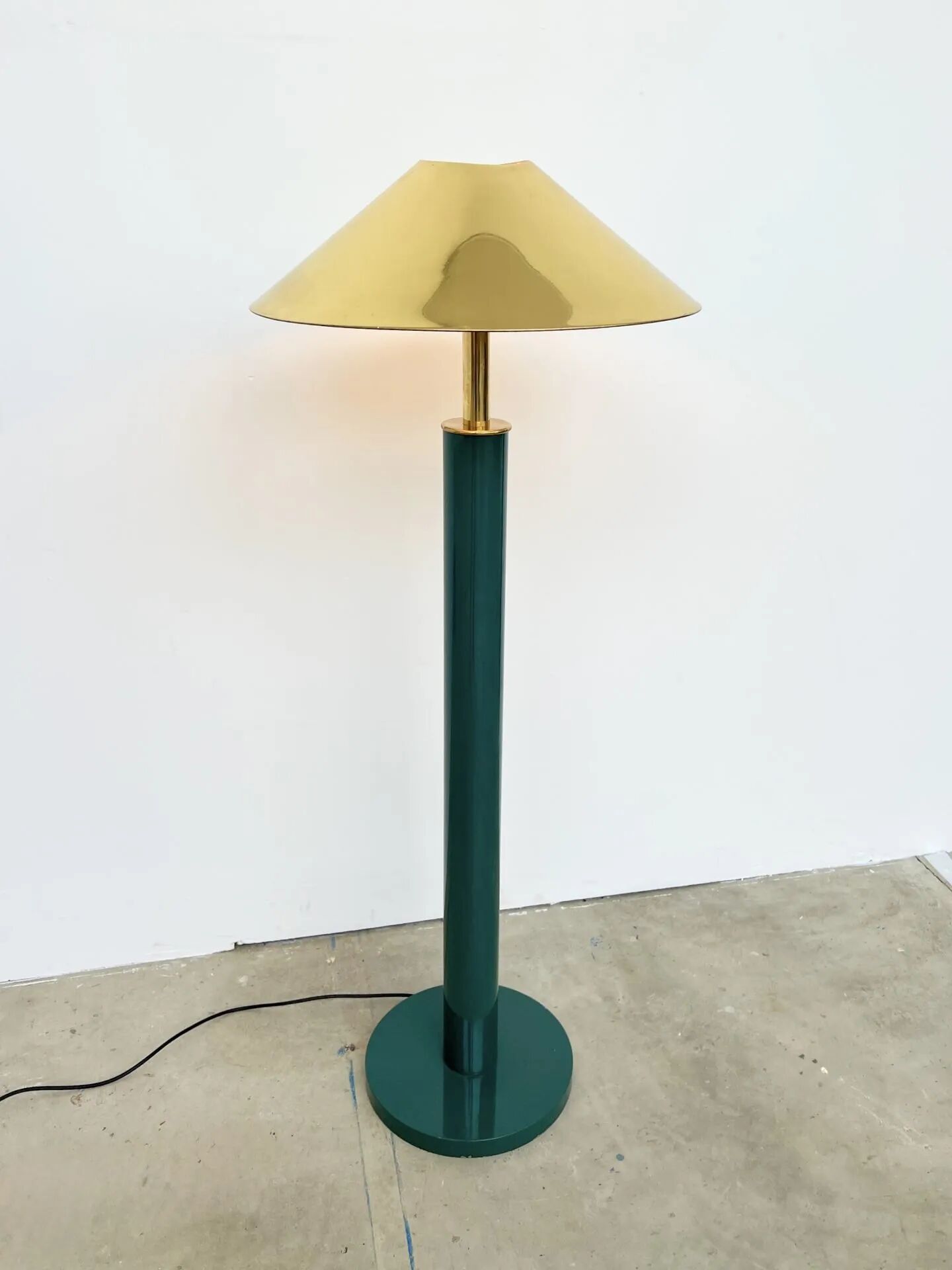 Lacquered metal floor lamp in green with a golden shade — Coolie shape — 1970s-1980s