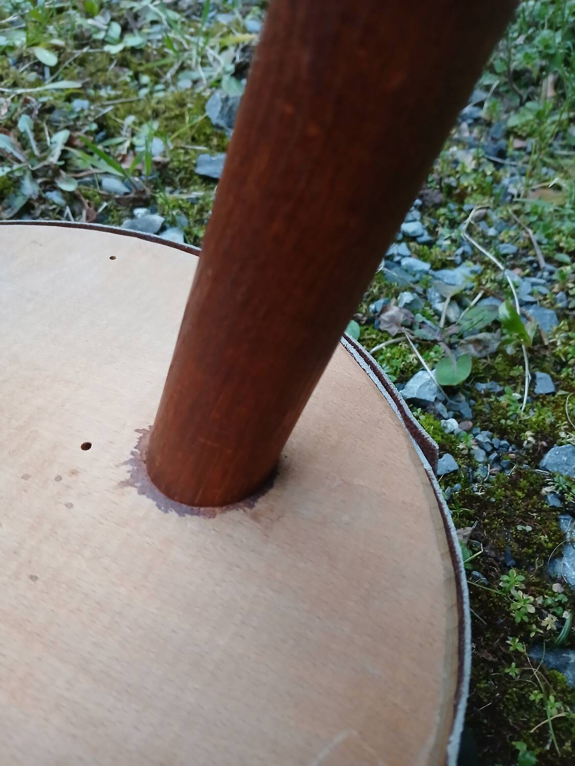 Tabouret tripode ancien en bois et peau de vache