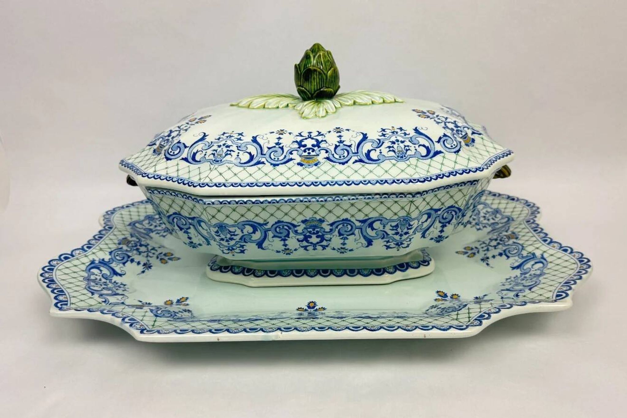 Gien, vegetable dish, soup tureen and its lid in fine earthenware, Rouen decoration.