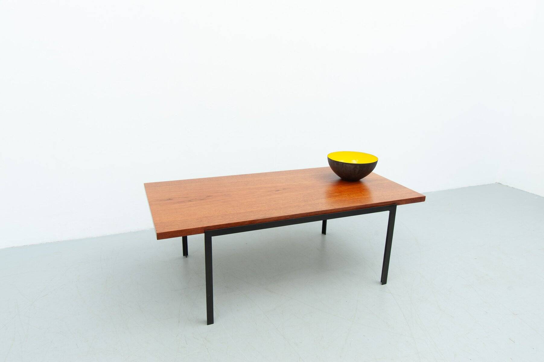 Table basse T-Angel en teck par Florence Knoll pour Knoll Inc. / Knoll International, années 1950.