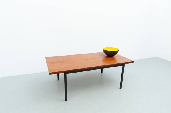Table basse T-Angel en teck par Florence Knoll pour Knoll Inc. / Knoll International, années 1950.