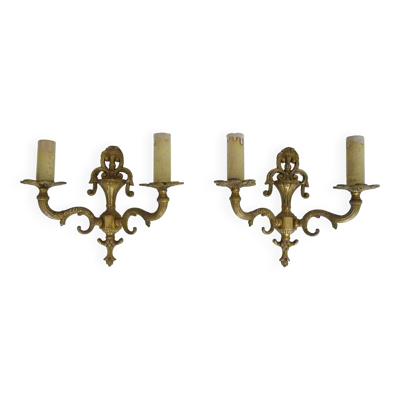 Paire d'appliques pot à feux à 2 bras en bronze doré.