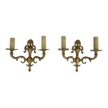 Paire d'appliques pot à feux à 2 bras en bronze doré.