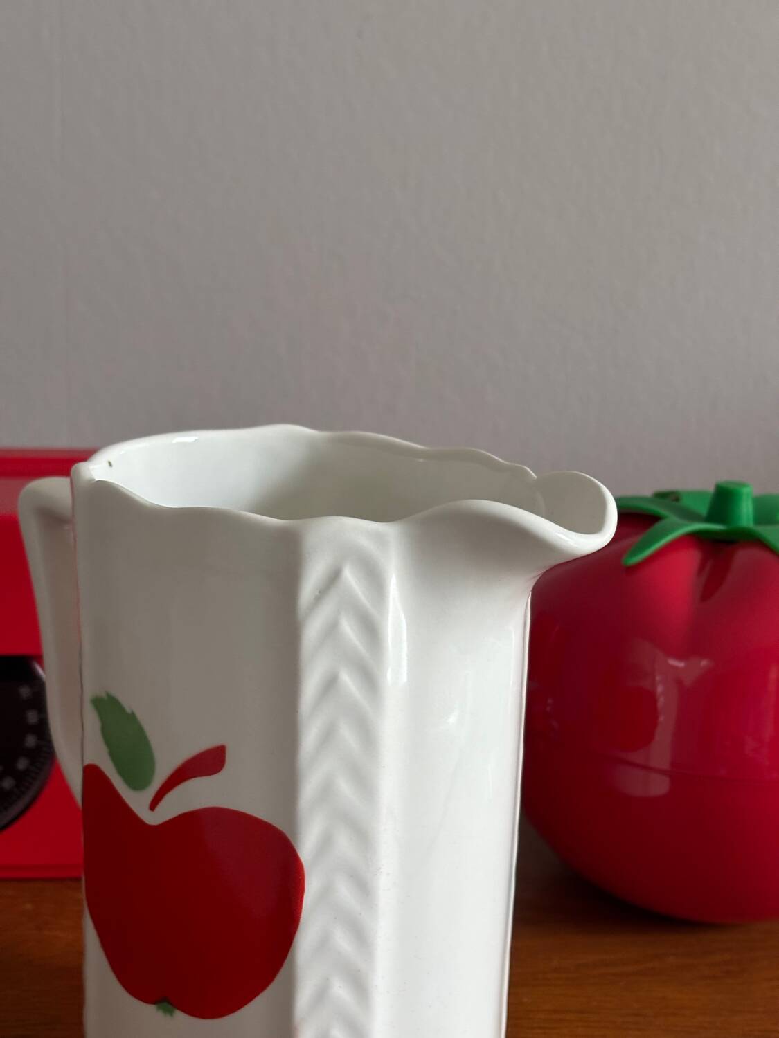 Pichet vintage à décor de pomme