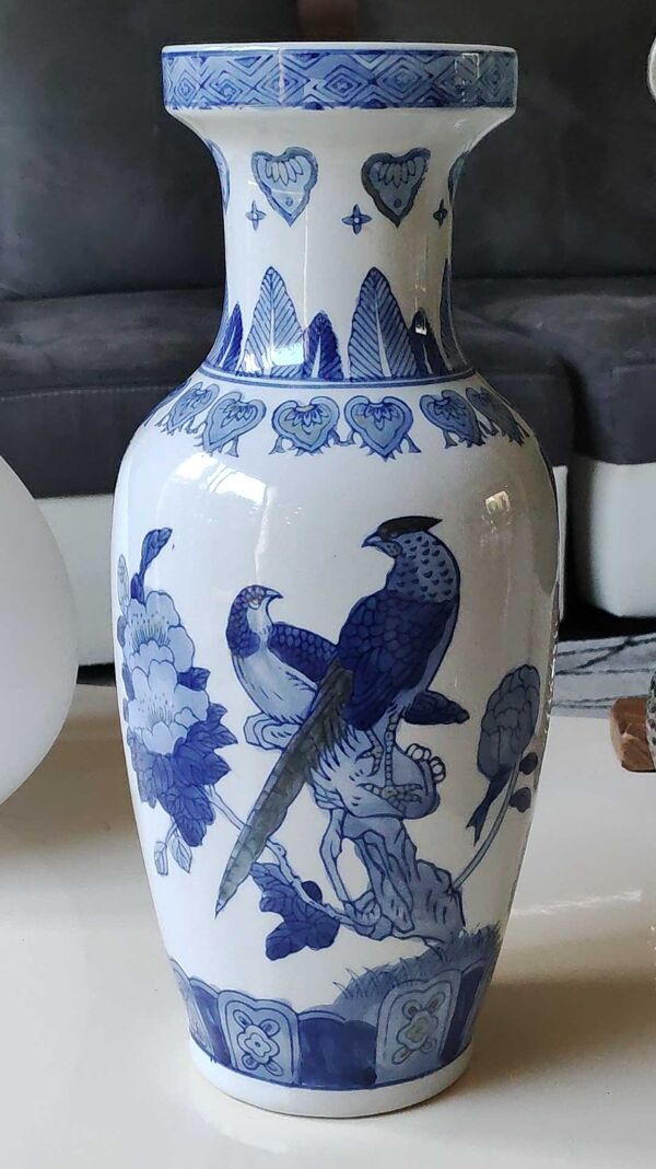Vase balustre Asiatique. Motifs floraux/oiseaux exotiques. Frises plumes, coeurs. Haut 36 cm