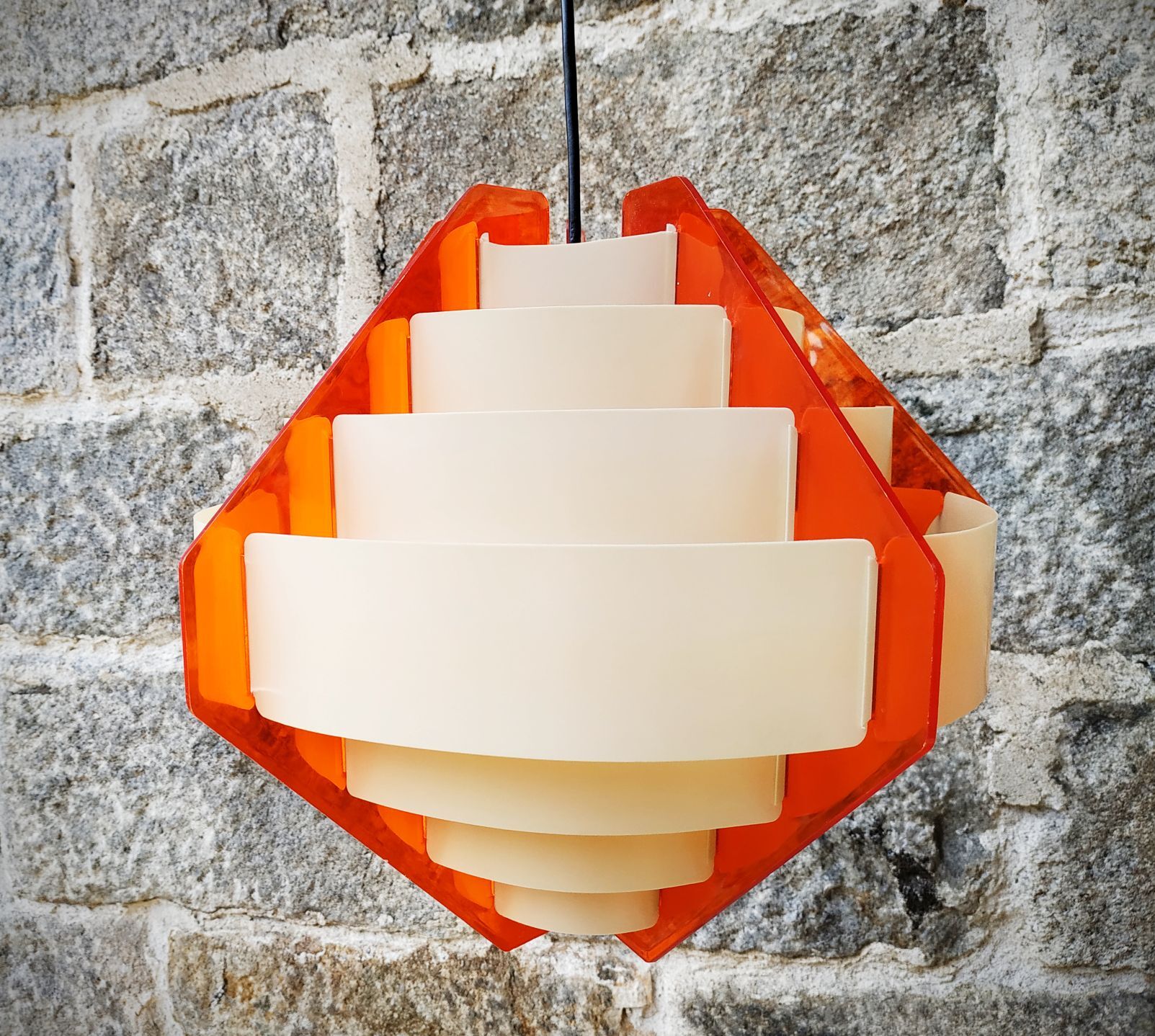 Vintage geometric suspension