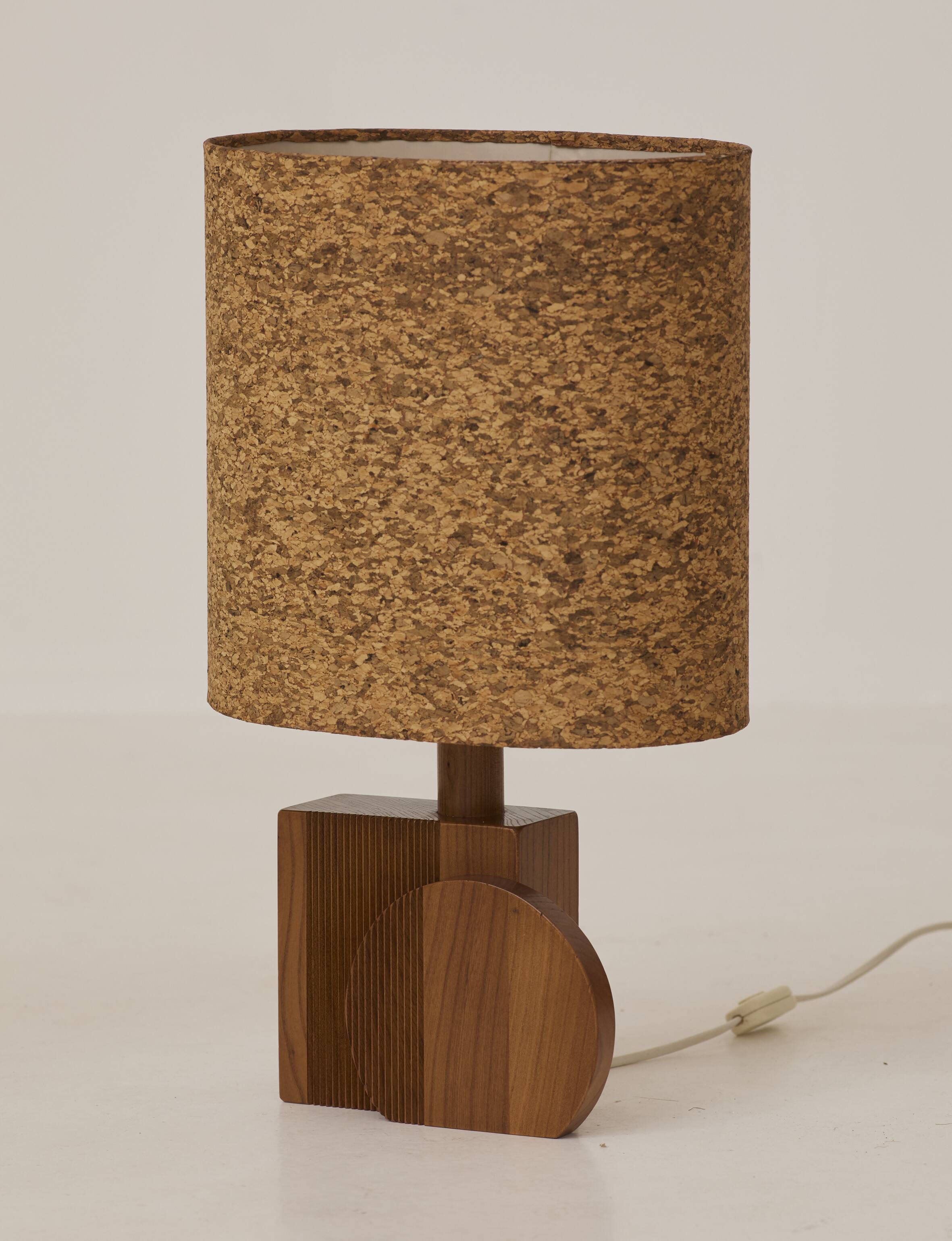 Paire de lampes artisanales en chêne massif et abat-jour en liège, circa 1970