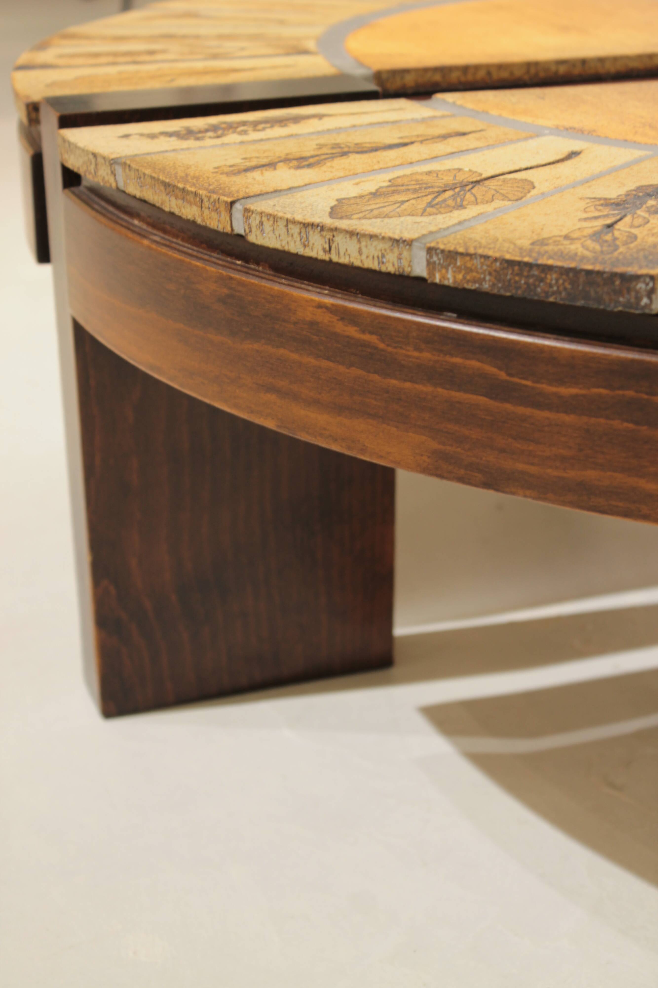 Round coffee table herbarium Roger Capron, Vallauris - ceramic and wooden structure