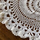 1 napperon au crochet, ovale, vintage ancien