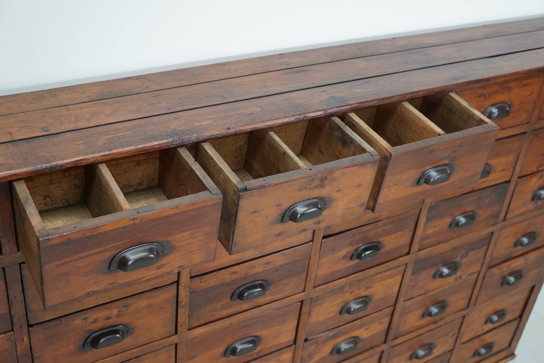 Cabinet d'Apothicaire Antique en Pin, France, Début du 20ème Siècle