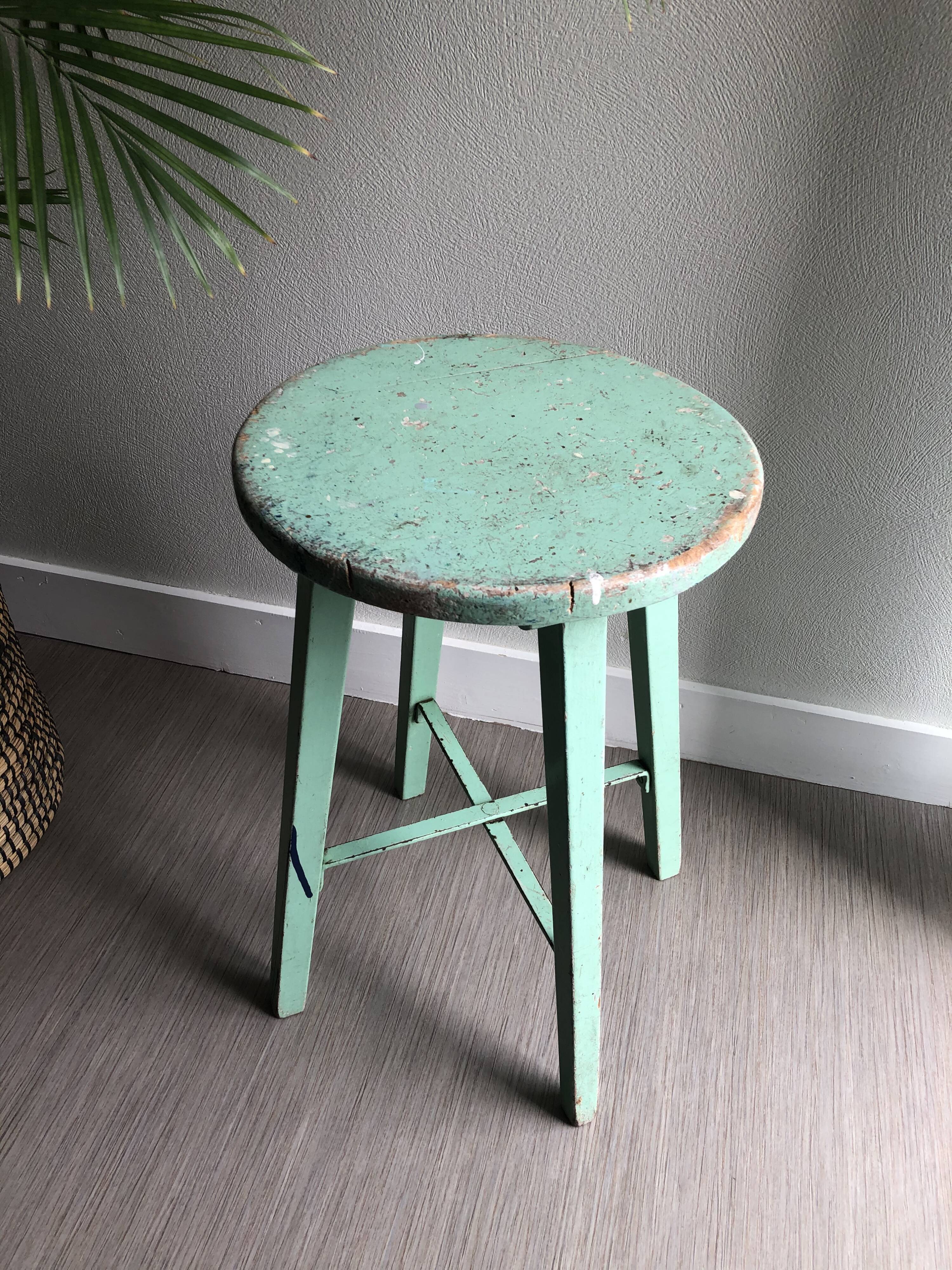 Tabouret d'atelier patiné