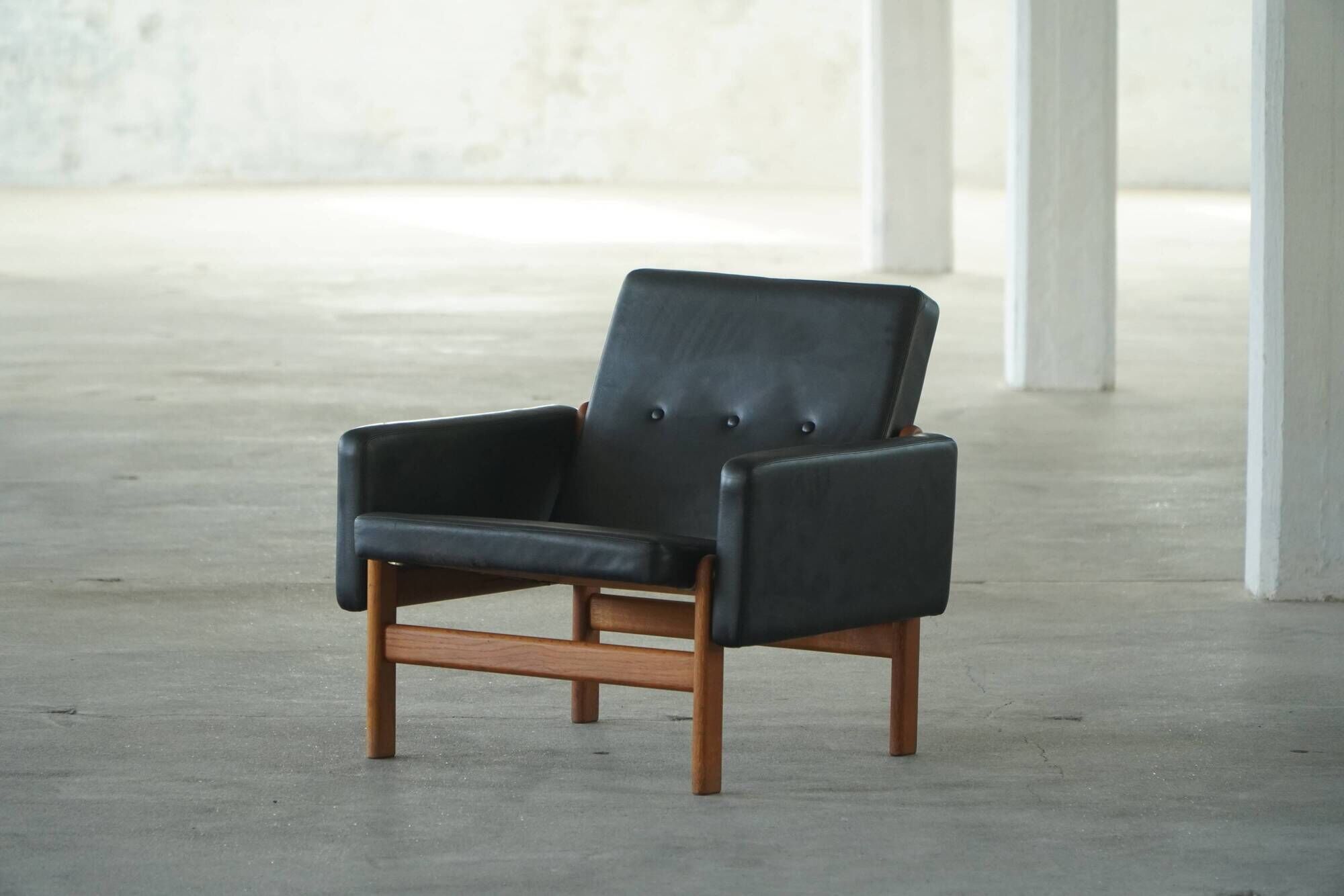Oak and leather armchair, created by Jørgen Bækmark for FDB Møbler, Denmark, 1960s.