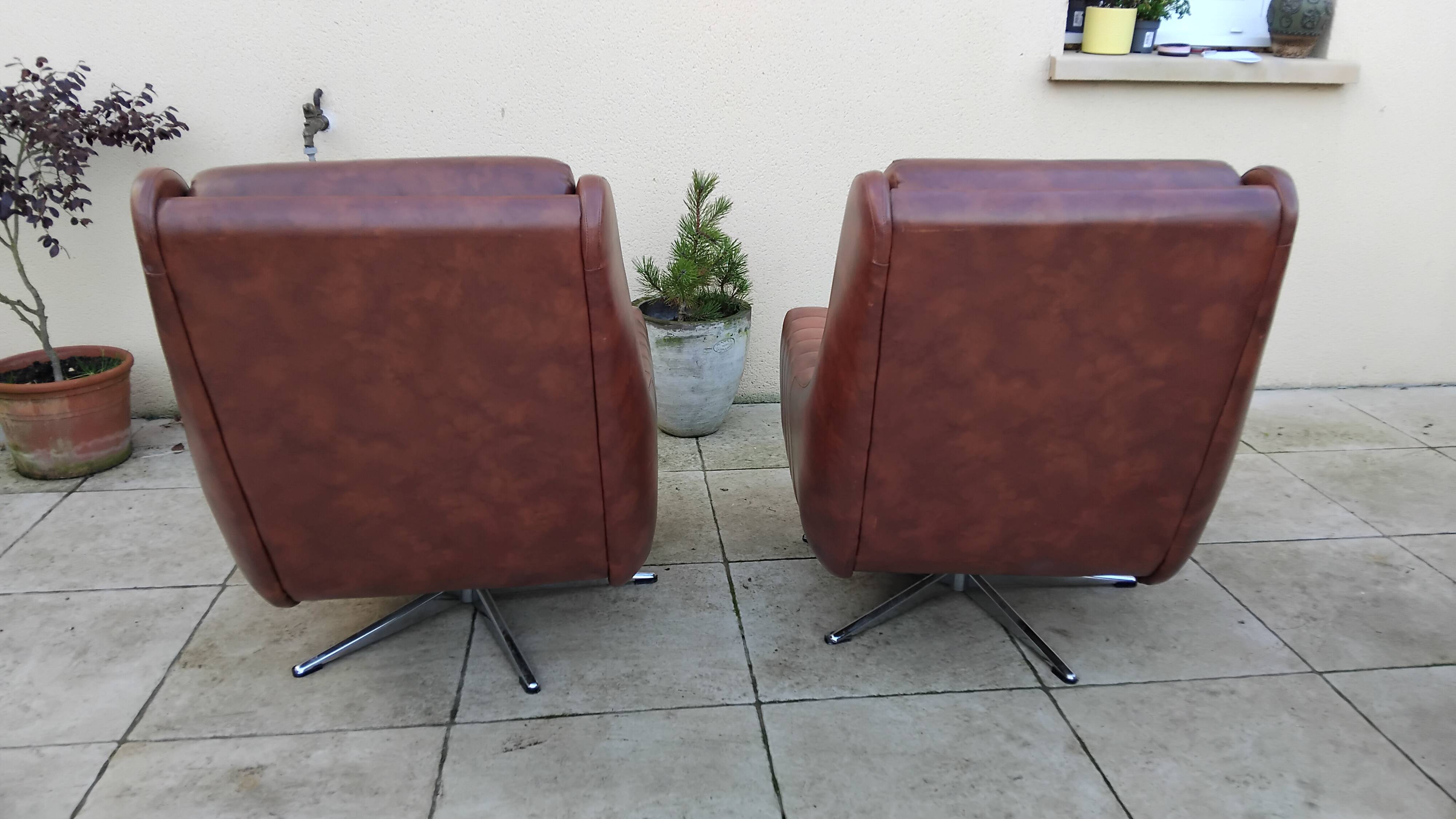 Paire de fauteuils pivotants en simili cuir, années 70