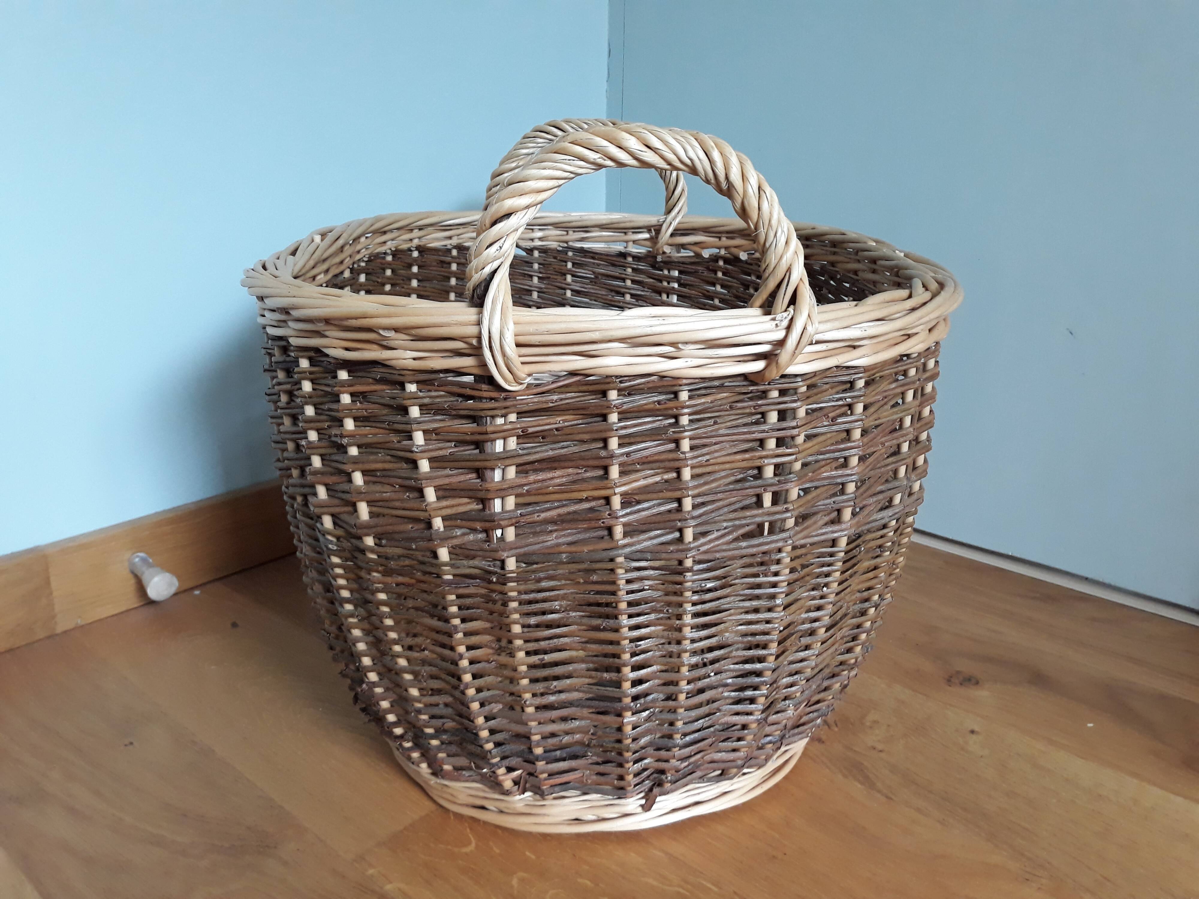 Very large oval laundry basket in two-tone braided wicker with handles