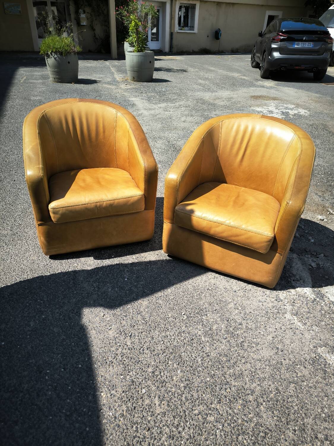 Paire de Fauteuils cuir vers 1980