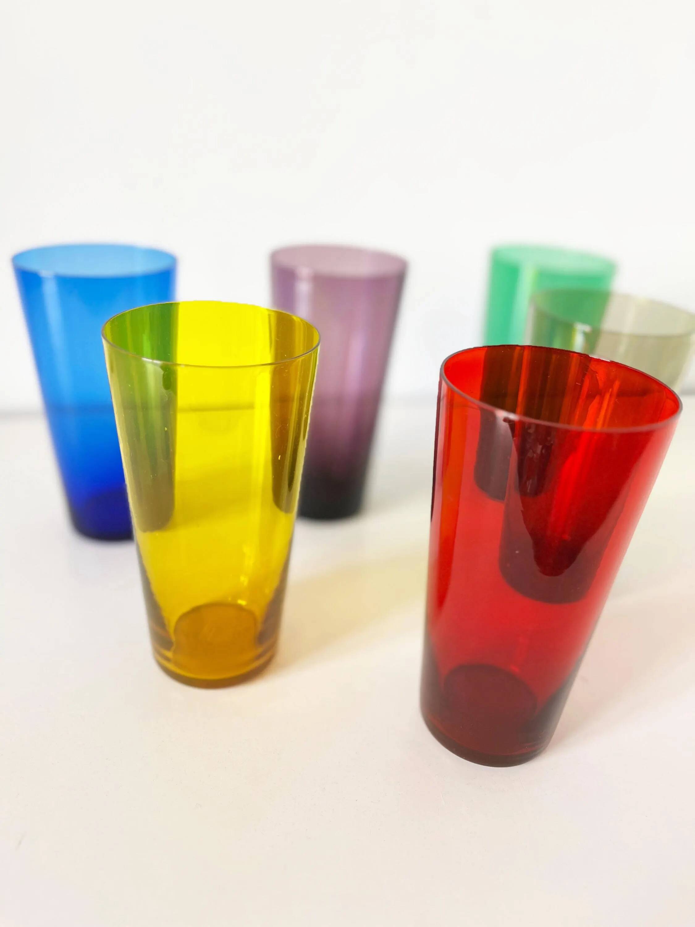 Lot de 6 verres colorés en verre soufflé 1960