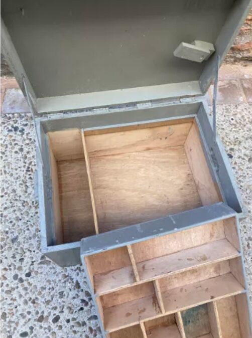 Coffre d’atelier en bois avec compartiments