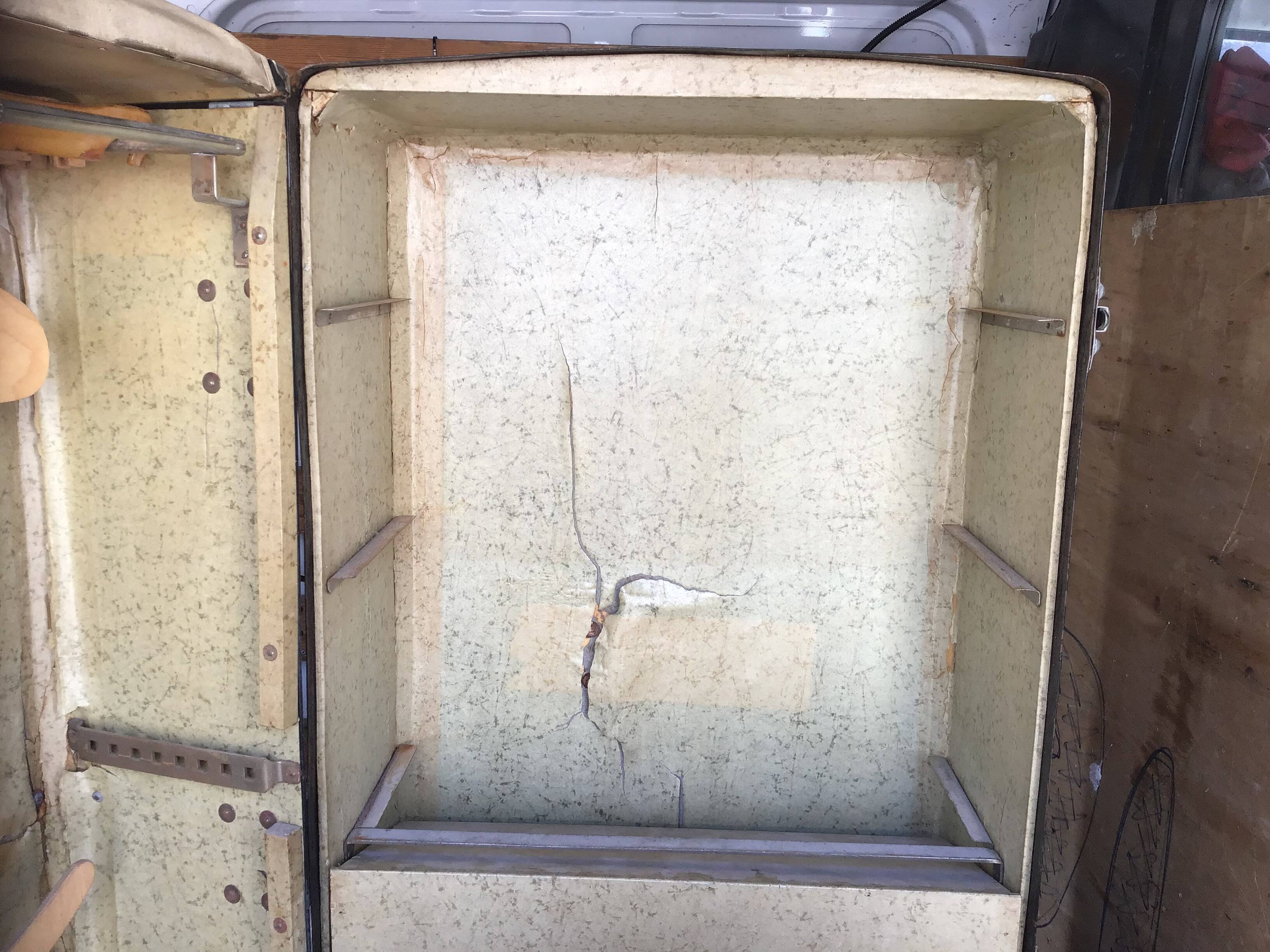 Antique vertical cabin trunk – 109 cm – parchment interior