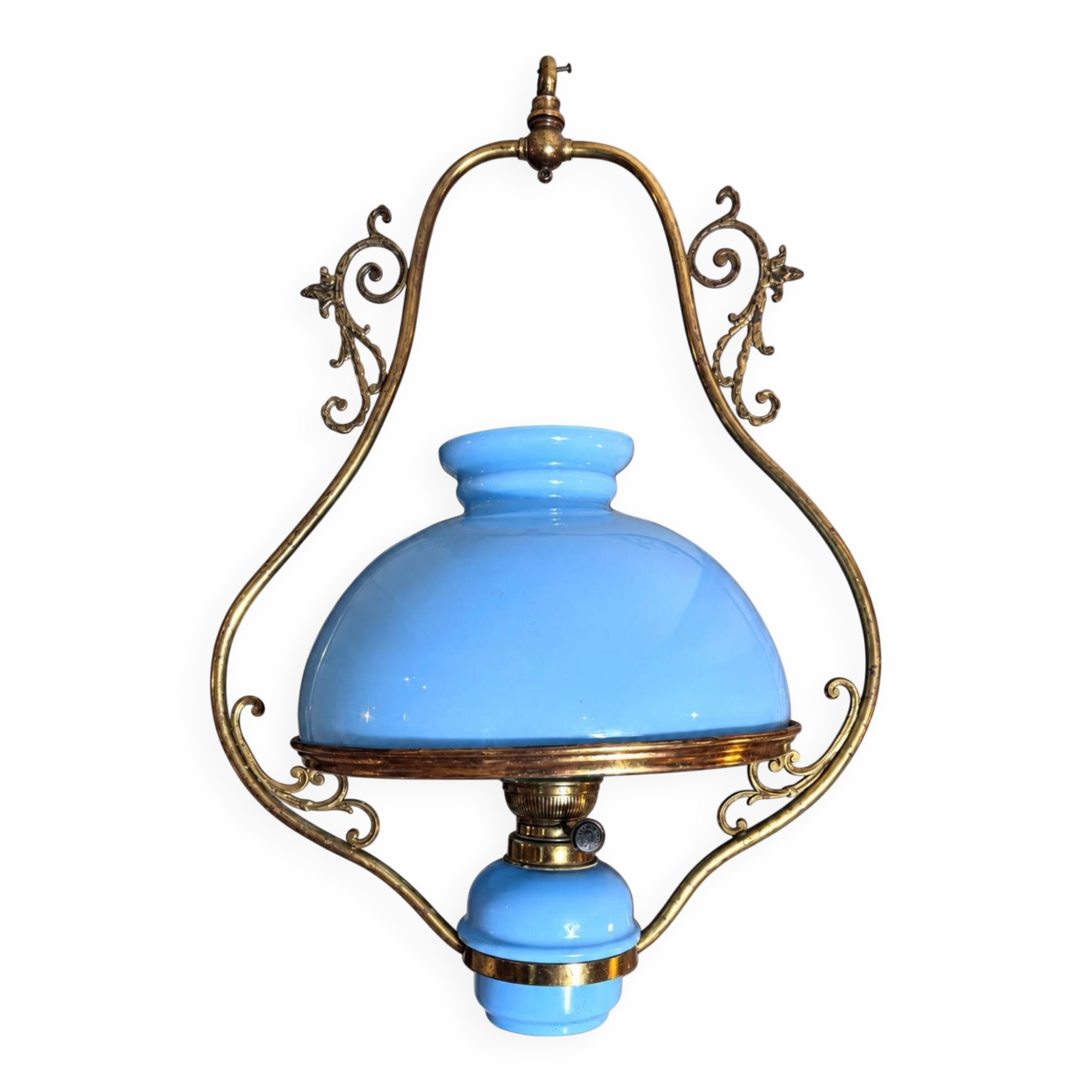 Suspension in electrified blue opaline.