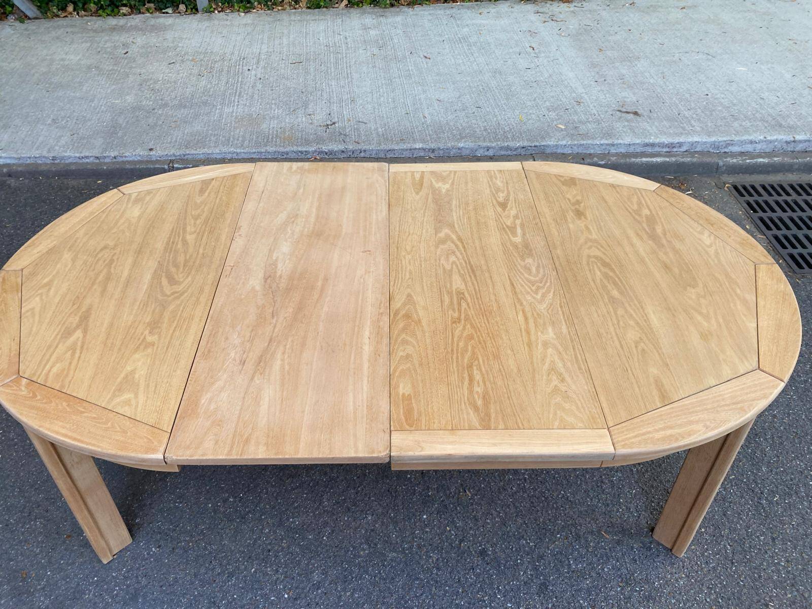Table à manger scandinave ronde extensible décapée en chêne brut 1970