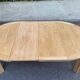 Table à manger scandinave ronde extensible décapée en chêne brut 1970