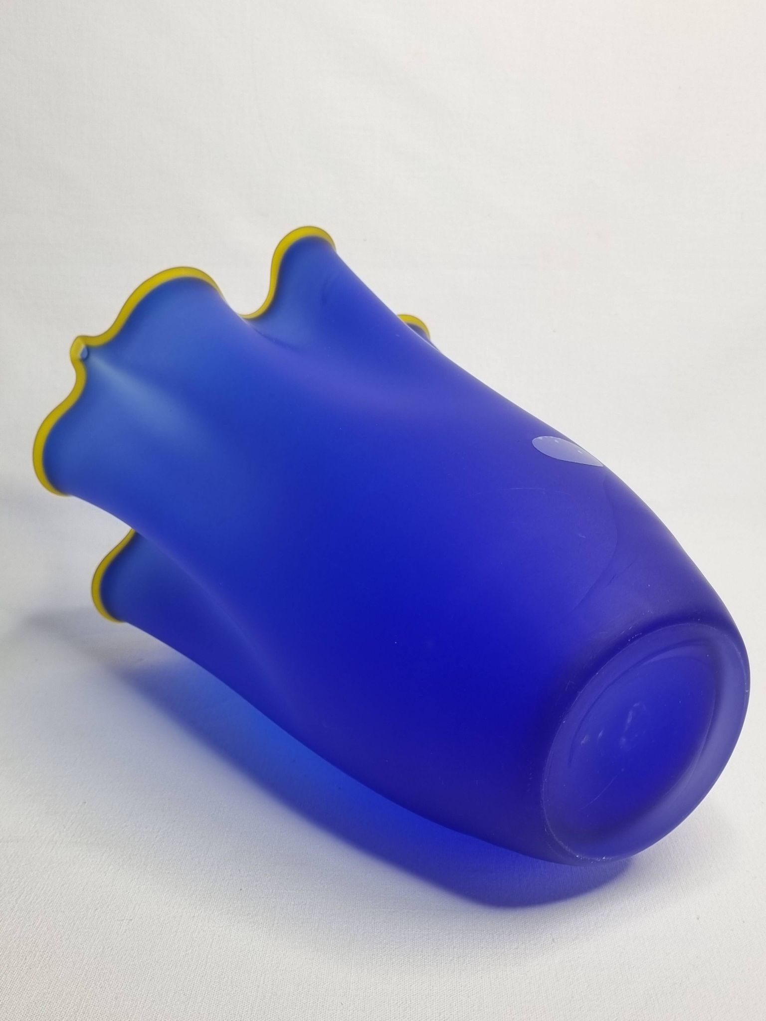 Vase handkerchief in vintage Murano glass, cobalt blue with yellow edging, 80s, 30 cm