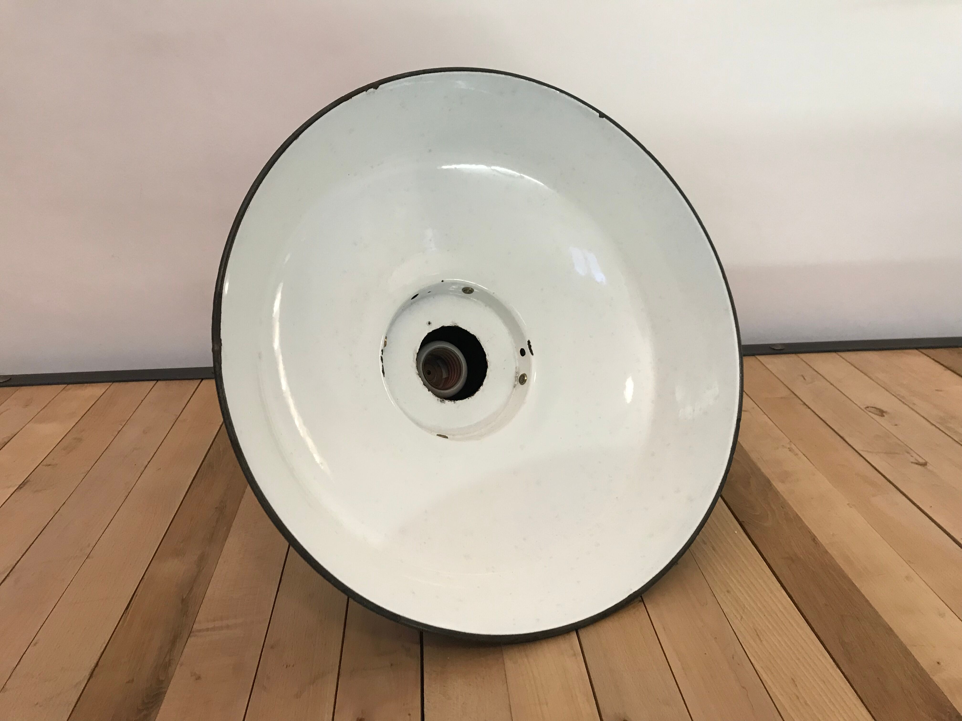 Enamelled cup lamp suspension workshop