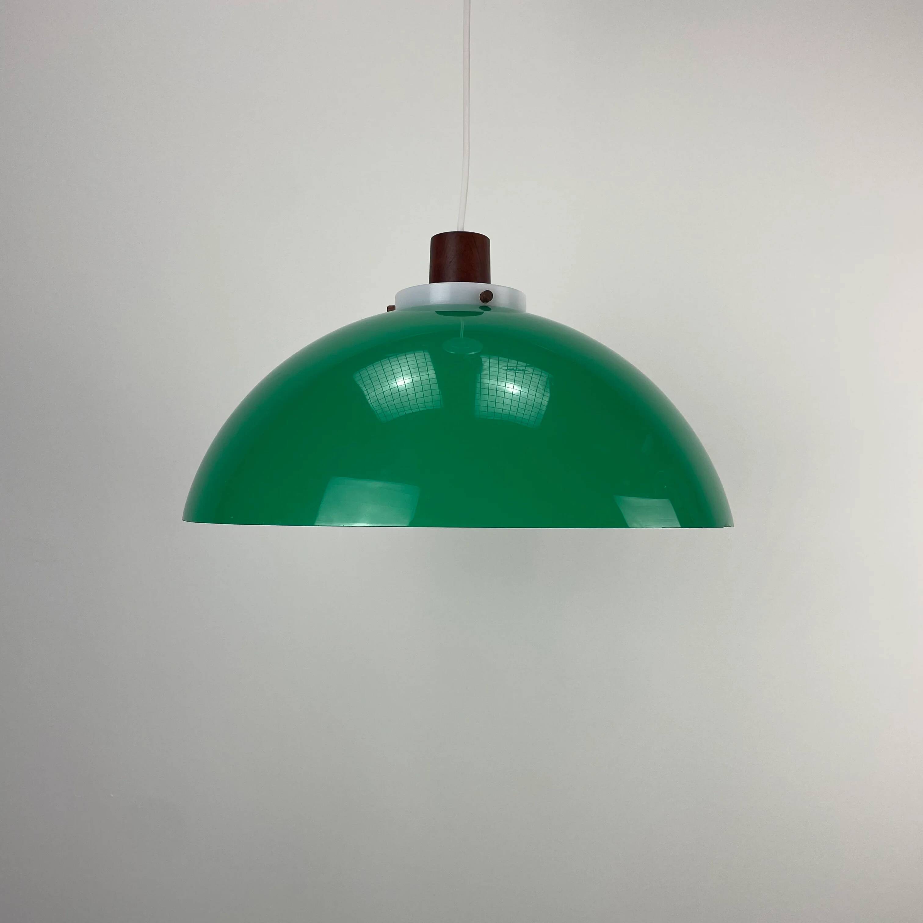 Suspension champignon verte par Uno & Östen Kristiansson pour LUXUS, Suède 1960