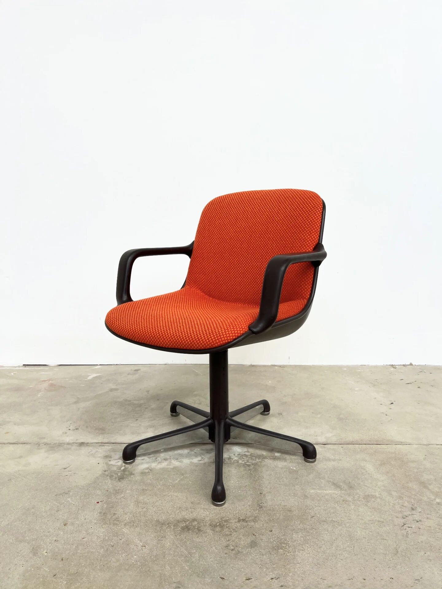 Fauteuil visiteur Charles Pollock pour Comforto — lainage orange, années 70